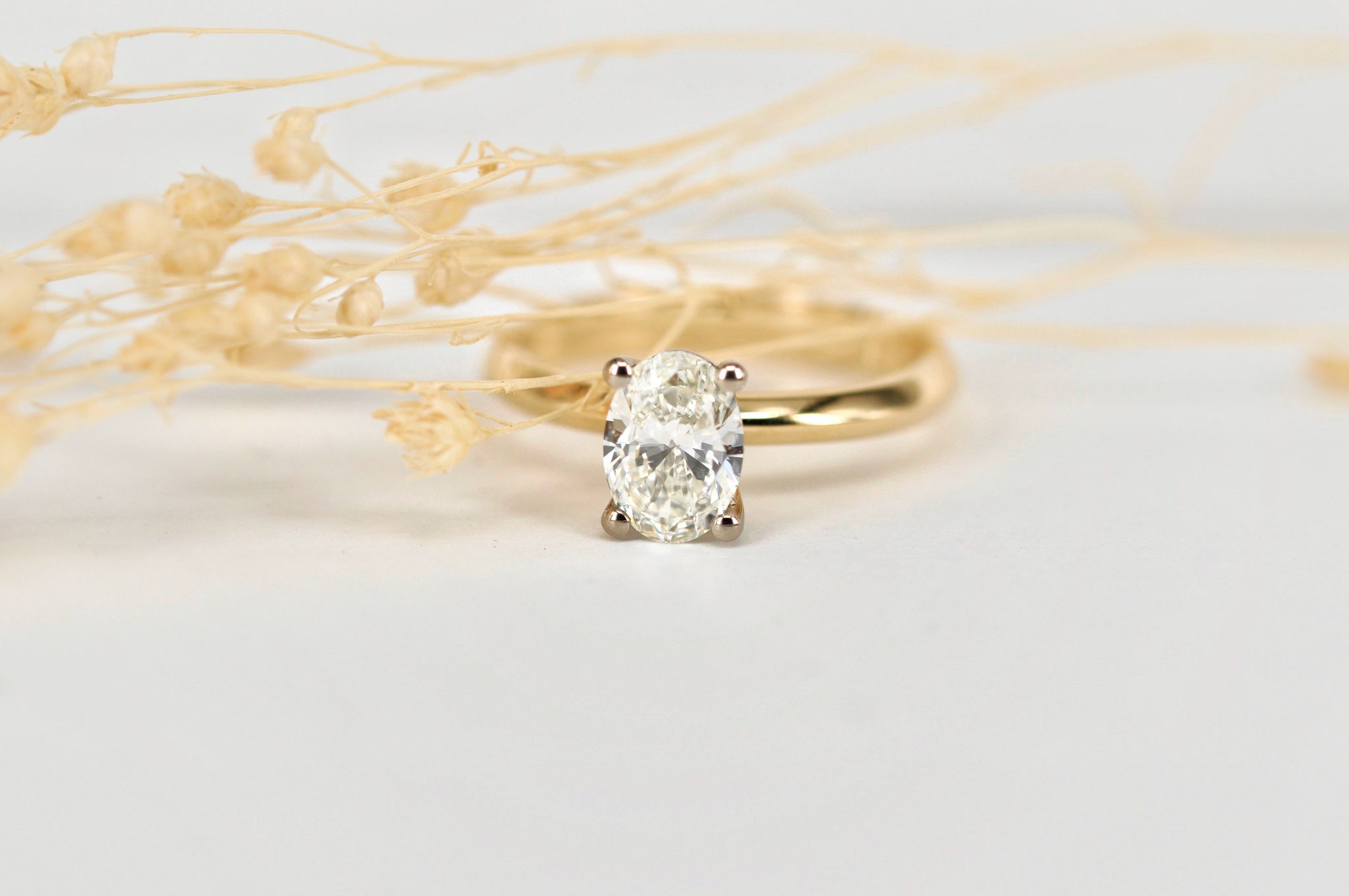 Verlobungsring mit ovalen Diamanten (1 Karat) aus Gold mit Fassung aus Weißgold.