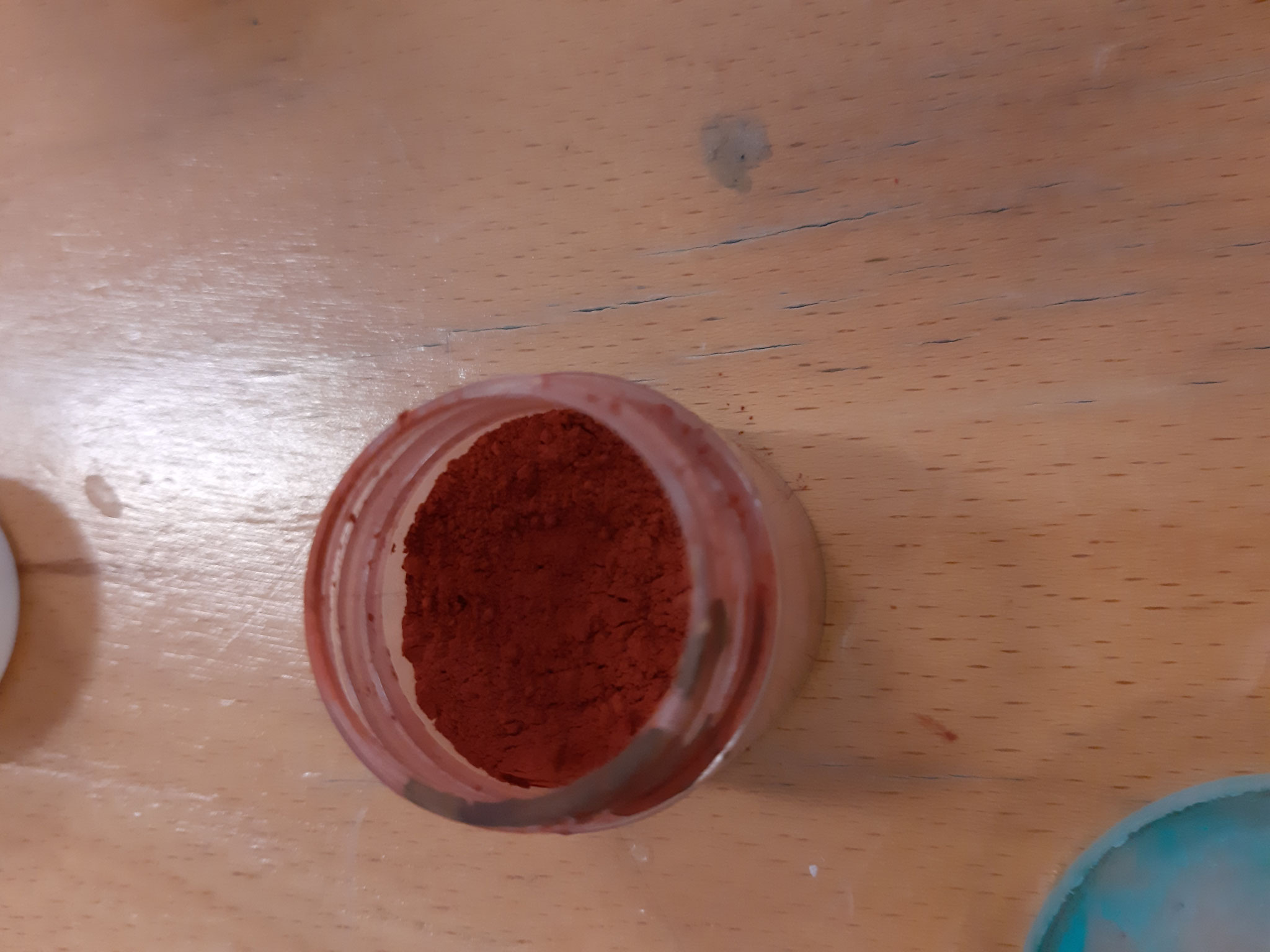 Pigmento : polvere colorata finemente macinata  ( colore: terra rossa) 