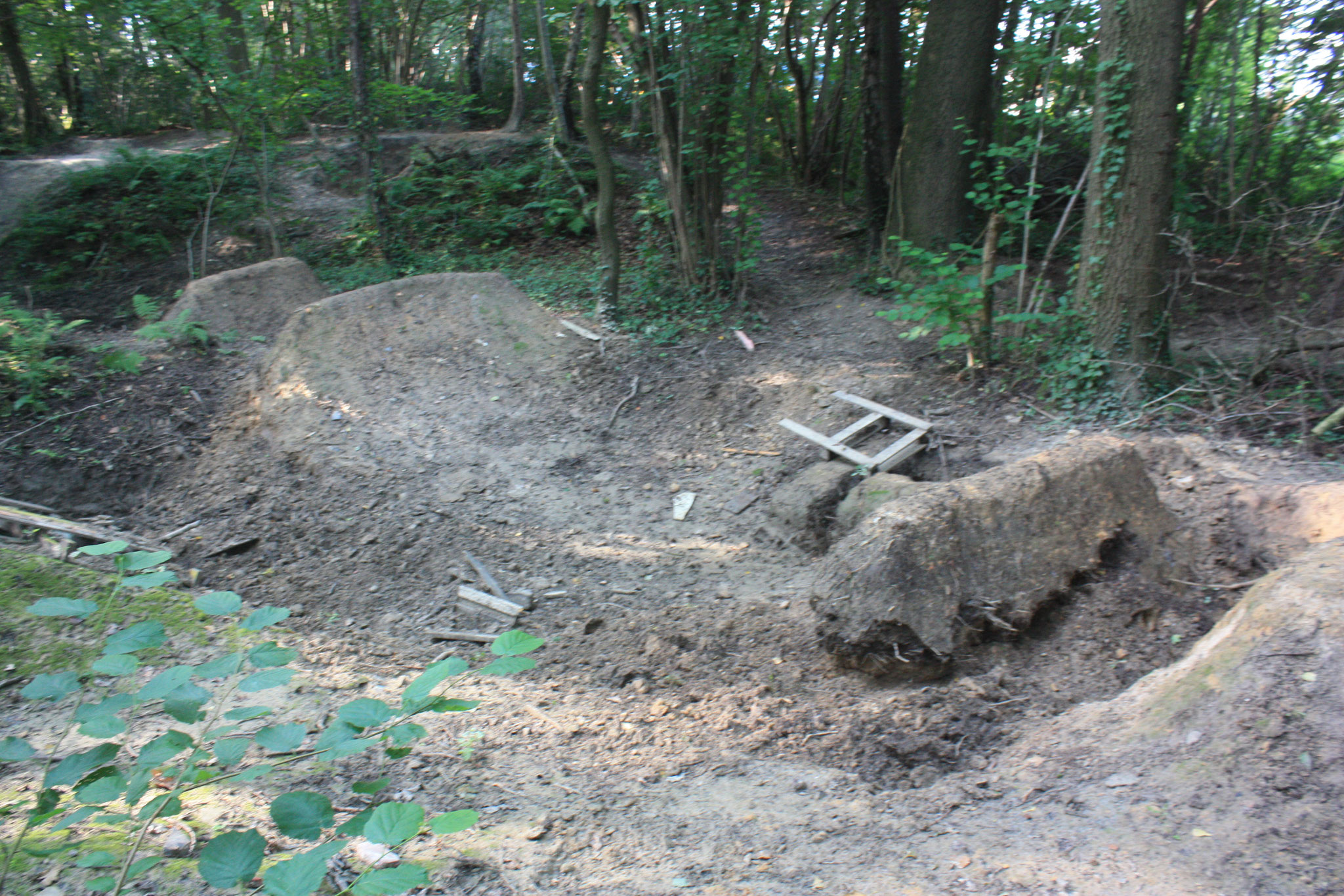 Copyright: BiHU VoG, Ansicht auf die Erdbauarbeiten in der Fahrrad-Downhillstrecke die durch die Kinder und Jugendlichen errichtet wurden.