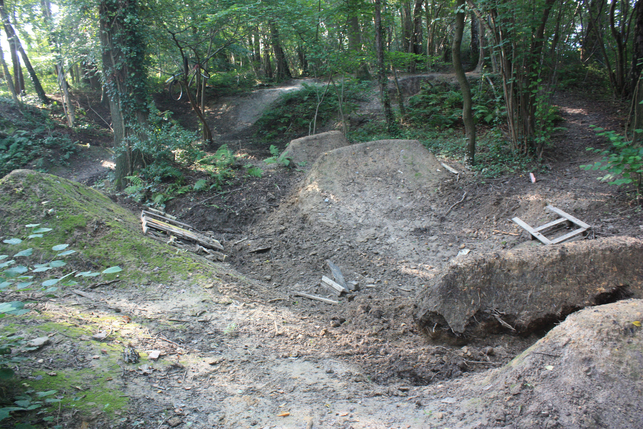 Copyright: BiHU VoG, Ansicht auf die Erdbauarbeiten in der Fahrrad-Downhillstrecke die durch die Kinder und Jugendlichen errichtet wurden.