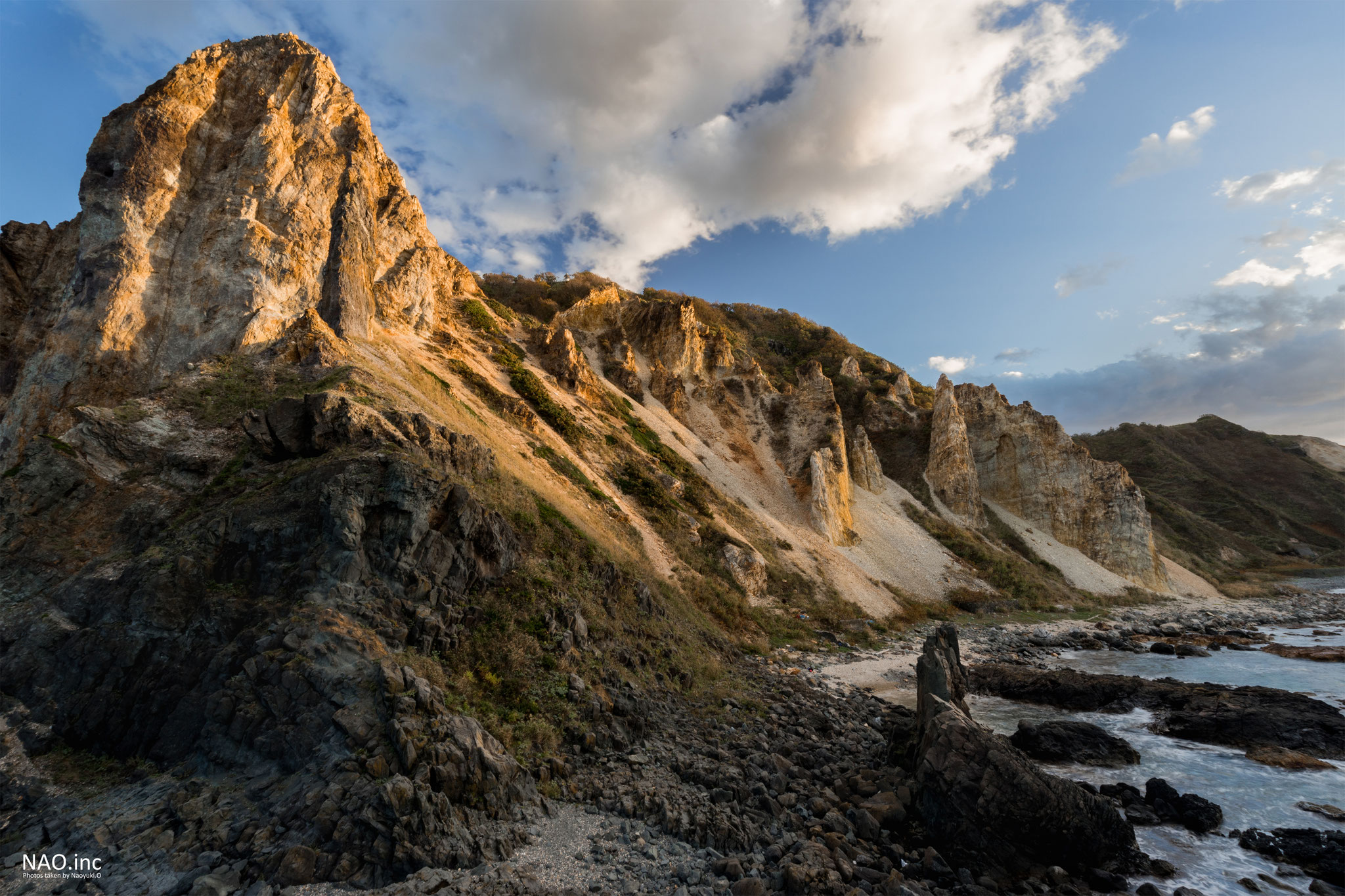 積丹町島武意海岸。日本渚百選に選ばれる海岸だが、岩場の迫力が凄まじい。