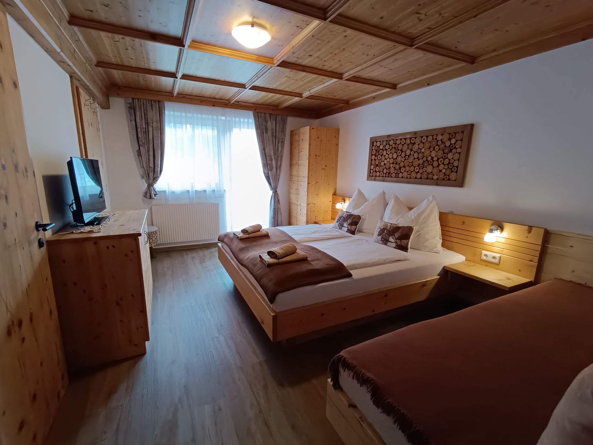 Dreibettzimmer mit DU/WC und Verbindungszimmer mit 2 Einzelbetten