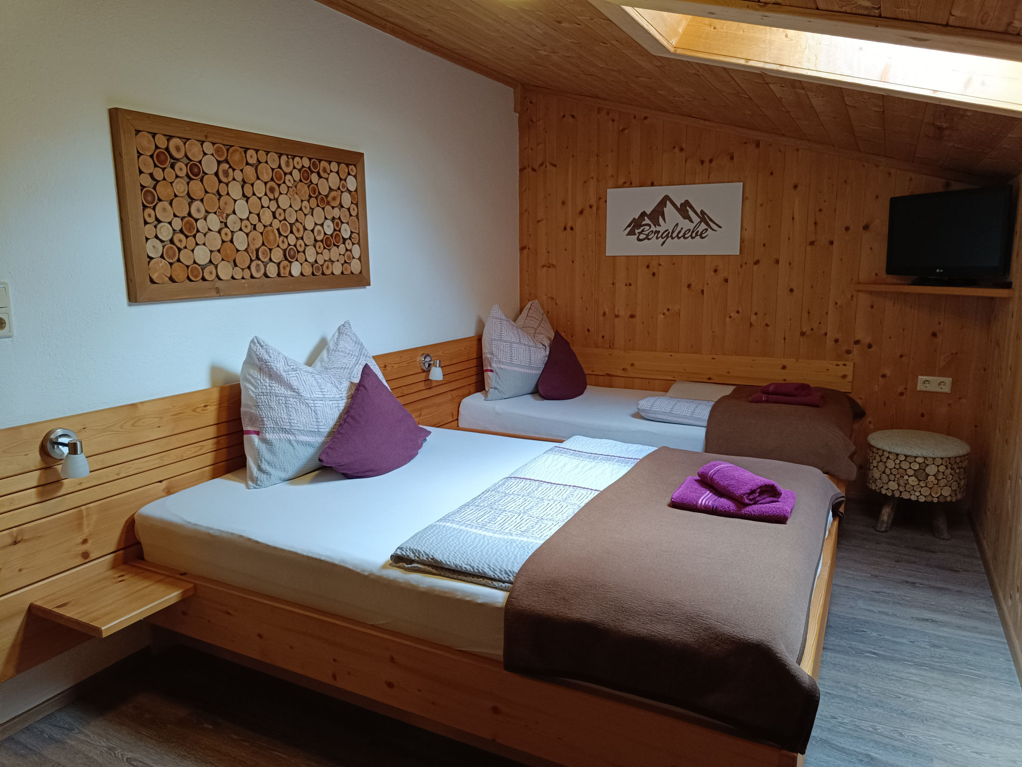 Dreibettzimmer mit Waschbecken