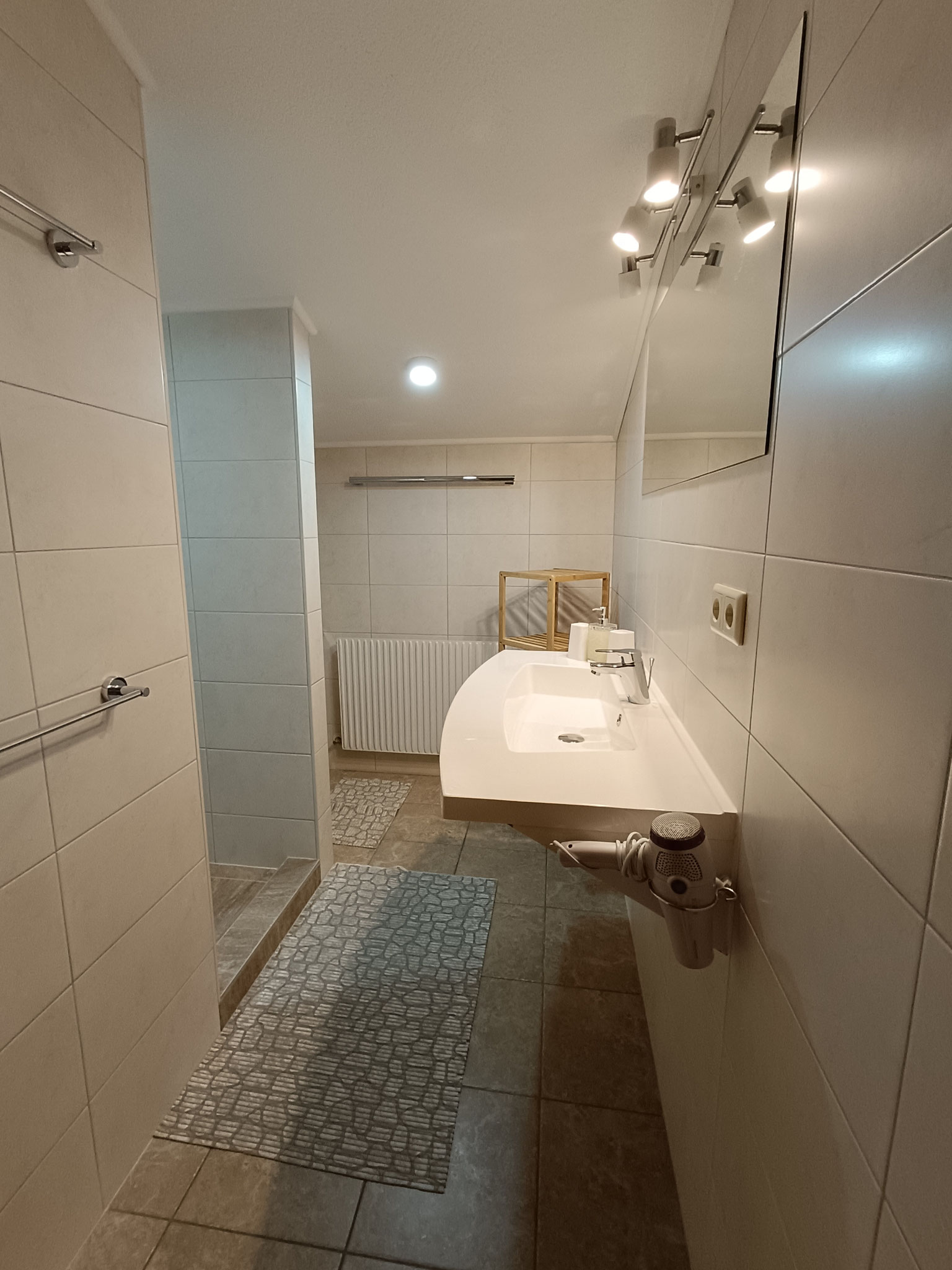 DU/WC im Dreibettzimmer mit Verbindungszimmer - 2 Einzelbetten
