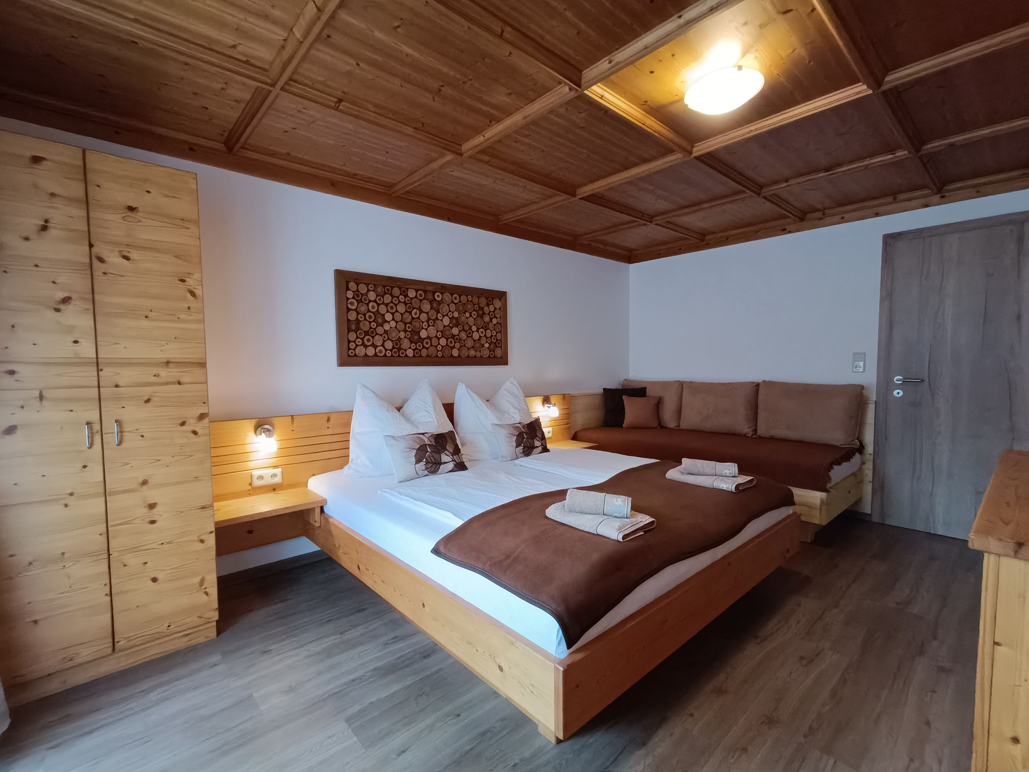 Dreibettzimmer mit DU/WC und Verbindungszimmer mit 2 Einzelbetten