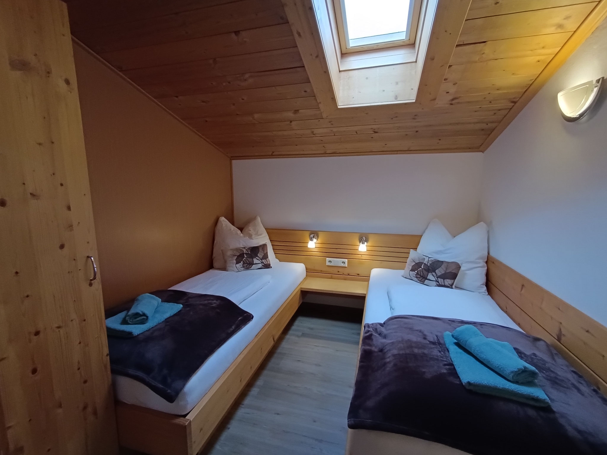 Verbindungszimmer mit 2 Einzelbetten - Dreibettzimmer mit DU/WC 
