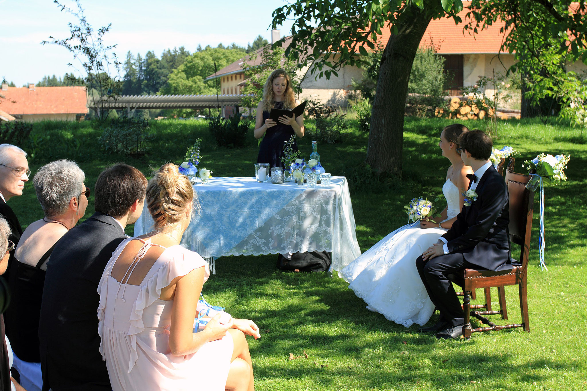 Die Festgesellschaft lauscht der Hochzeitsrednerin Katharina Lehmkuhl im "Hof Nr. 6"