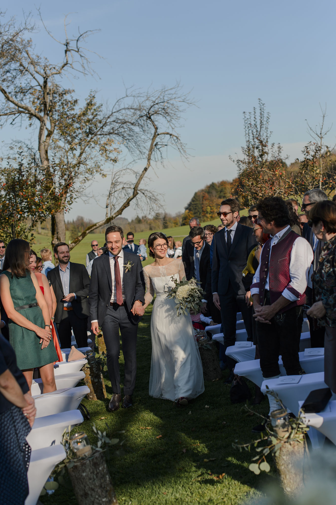 Olivia & Christoph ziehen durch die Festgesellschaft ein! (Foto: blende11 Fotografen by Nicki Schäfer)