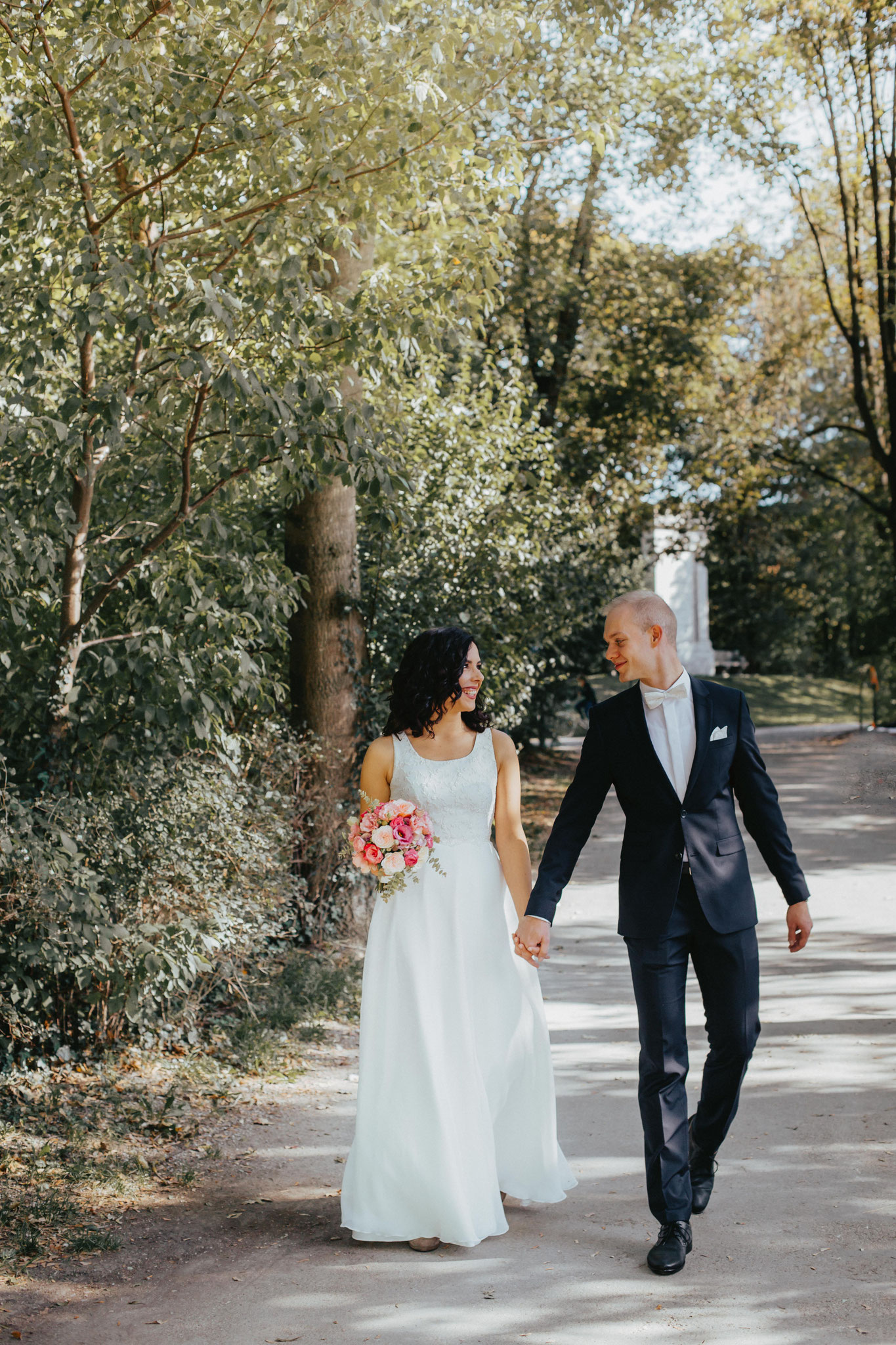 Glücklich vermählt! Simone & Andi schlendern nach der Trauung im Seehaus durch den Englischen Garten (Foto: Pabe-Fotografie)