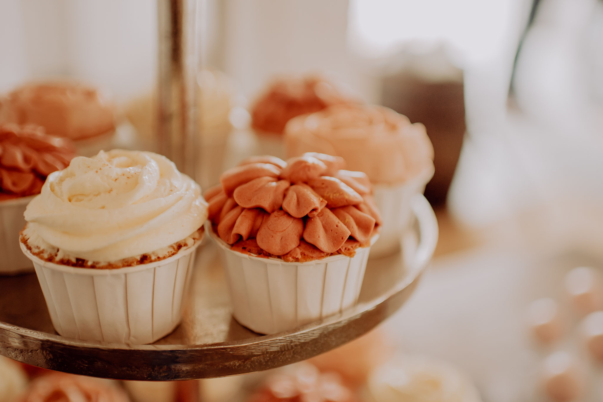 Eine schöne Möglichkeit: Die Cupcake-Torte kombiniert Torte und Cupcakes (Foto: Landei Fotografie)