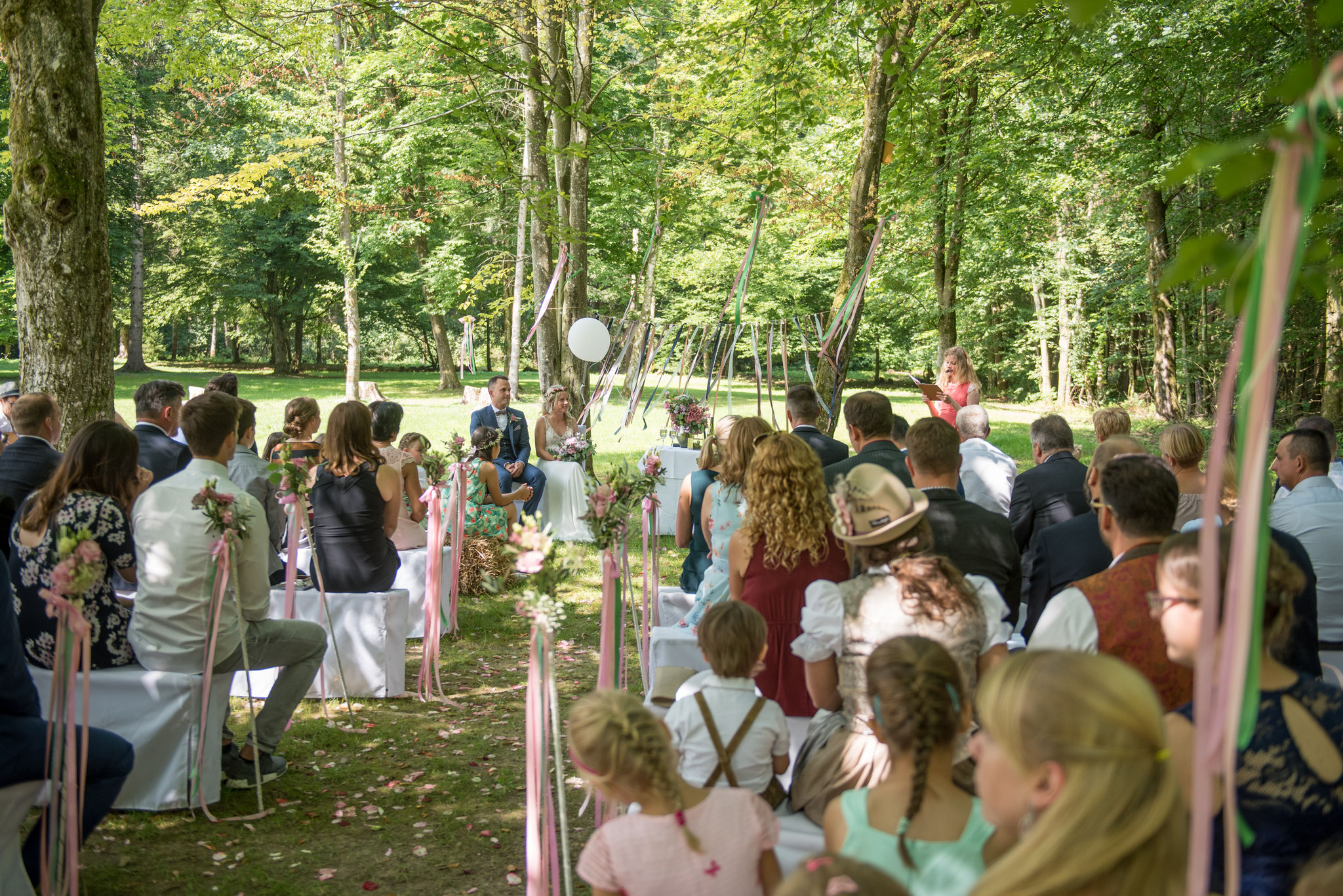 Die Traurednerin Katharina trägt die Hochzeitsrede vor (Foto: Gabor Szeiler)