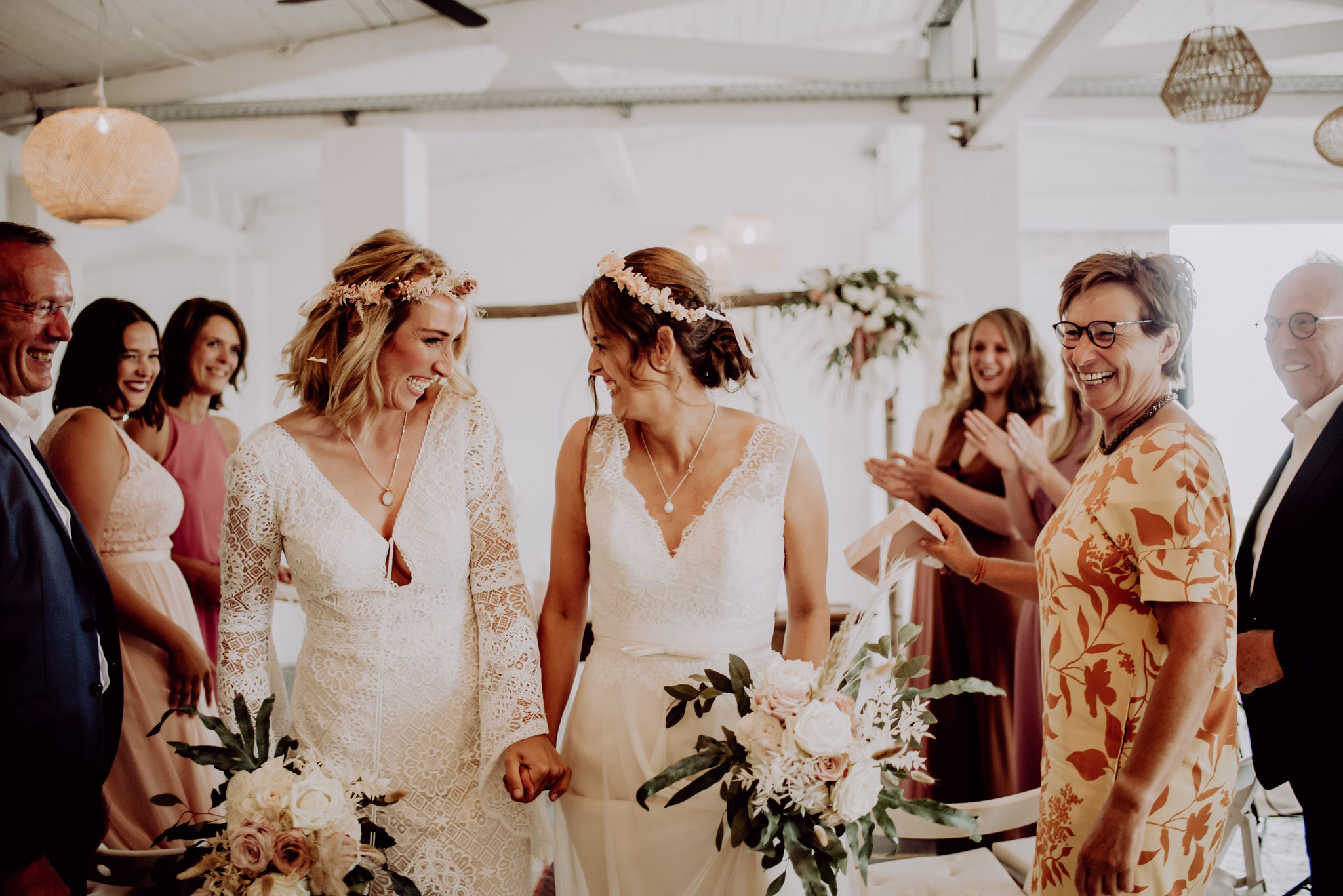 Anne & Antje ziehen aus und sind sichtlich happy! (Foto: Landei Fotografie)