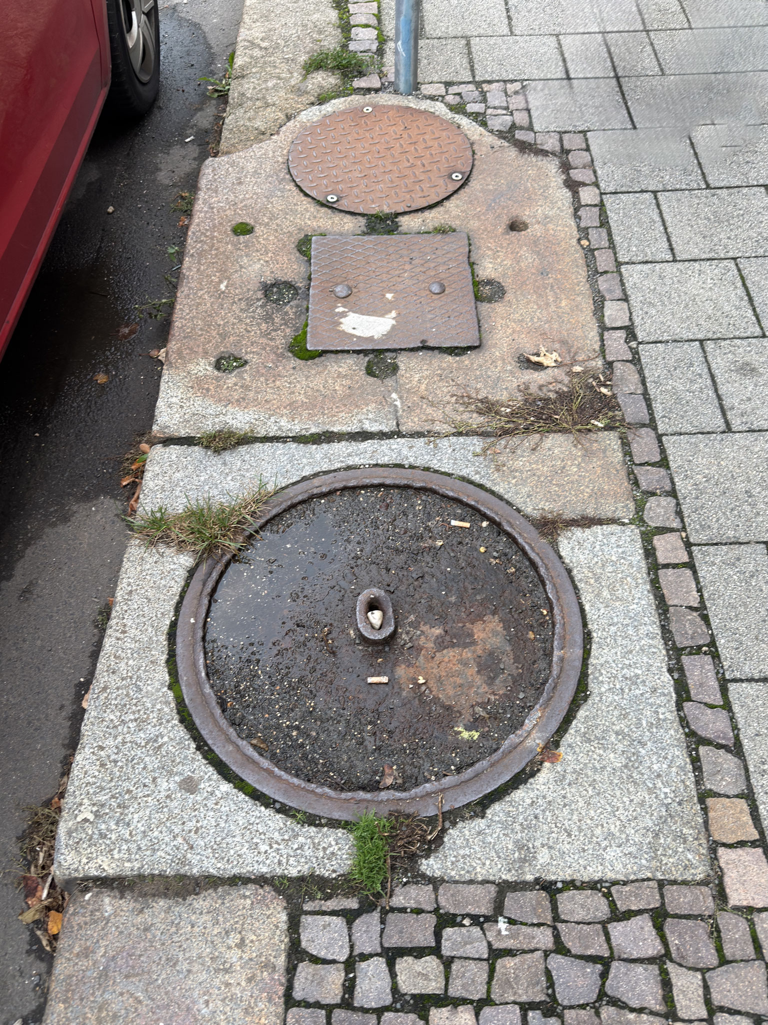 Reste einer Pumpe (Schacht und Abdeckplatte) in der Paul-Gruner- Ecke Arthur-Hoffmann-Straße NL 15.10.2025