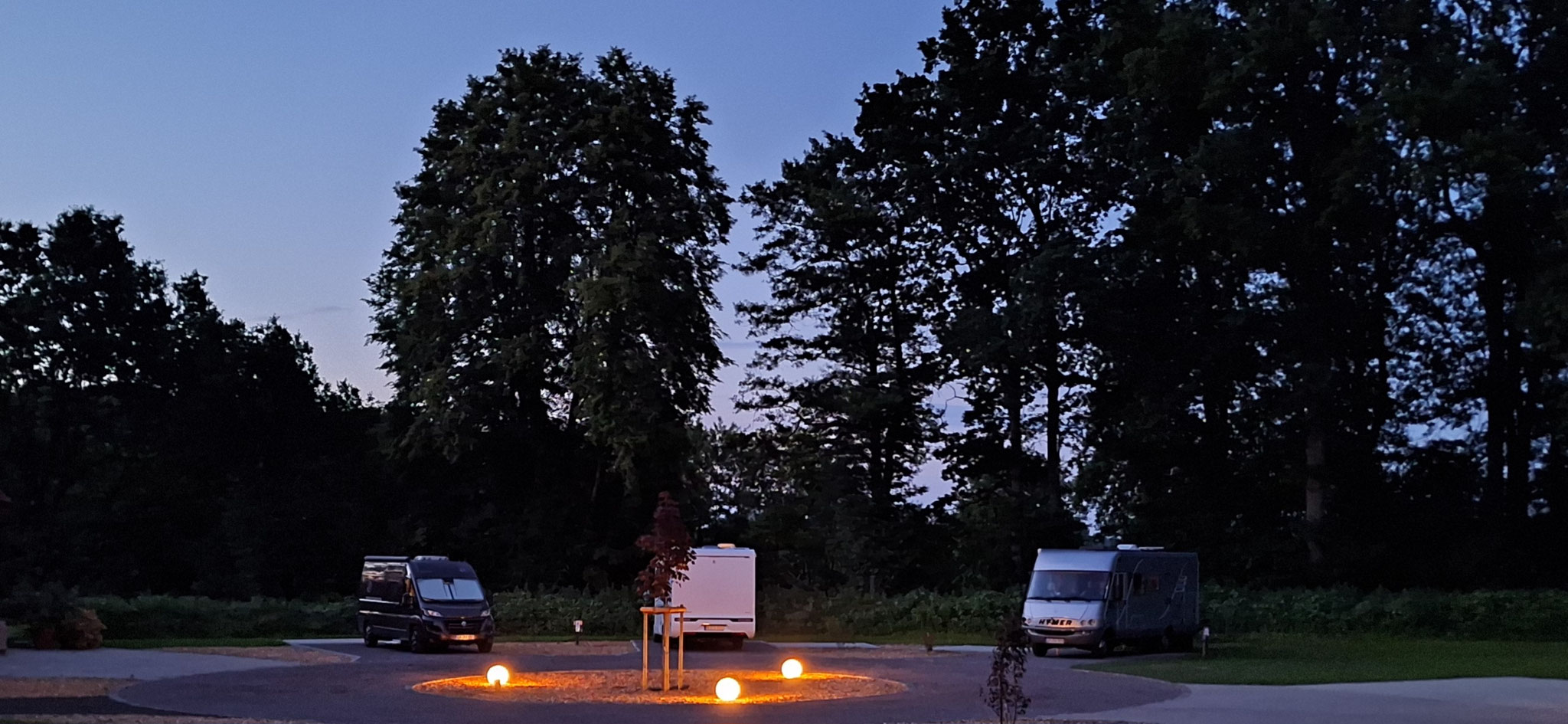 Wohnmobilstellplätze bei Nacht