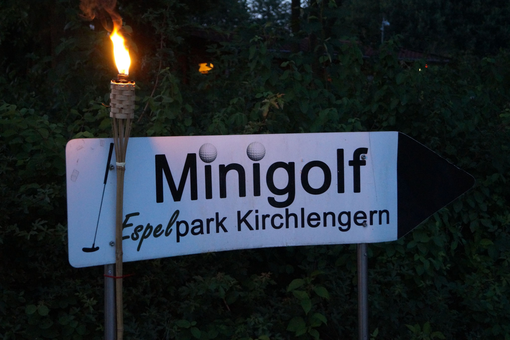 Fackeln leuchten den Weg