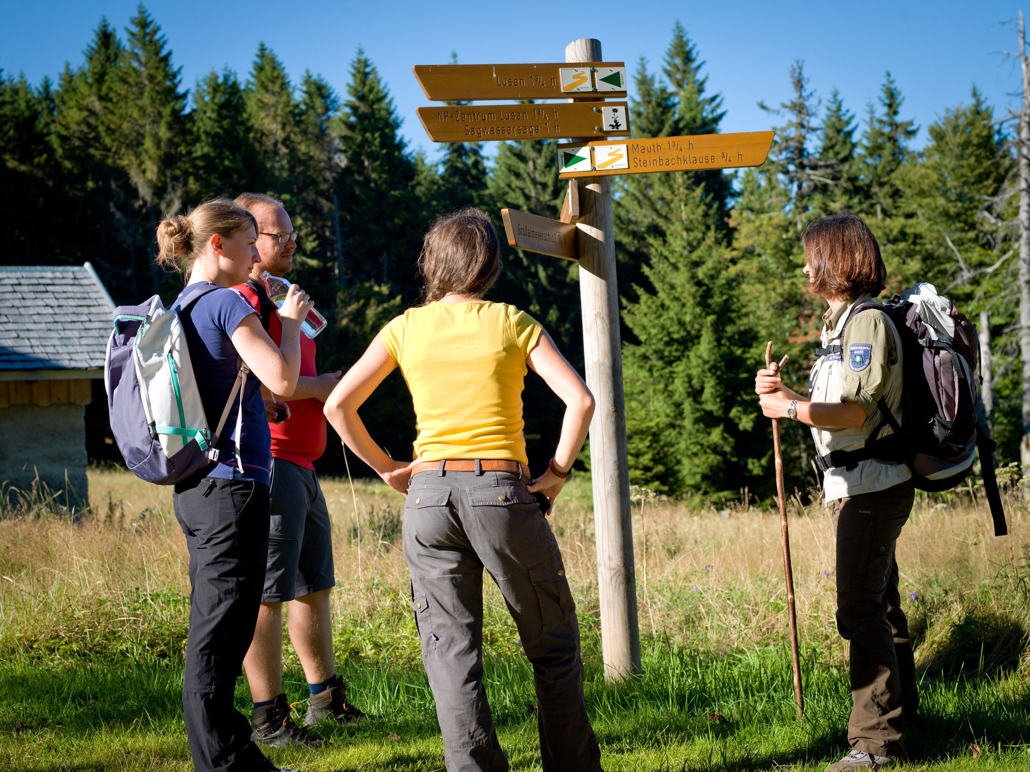 Tourismus Besucher Ranger. Tummelplatz Goldsteig e6 Beschilderung.  Foto: Daniela Blöchinger