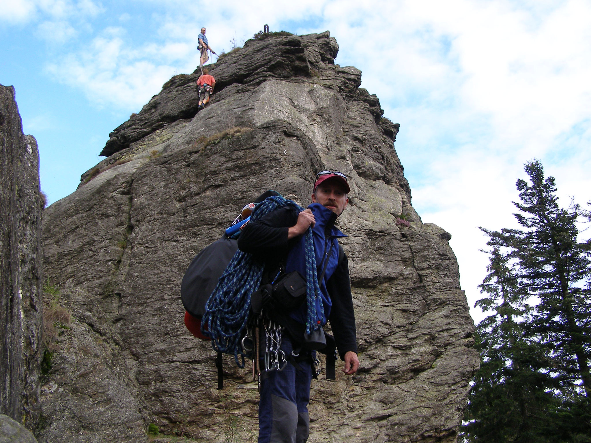 Schweres Gepäck, Christian Hartl, Kaitersberg, Steinturm_2006-2007. Foto. Marek Rottenborn