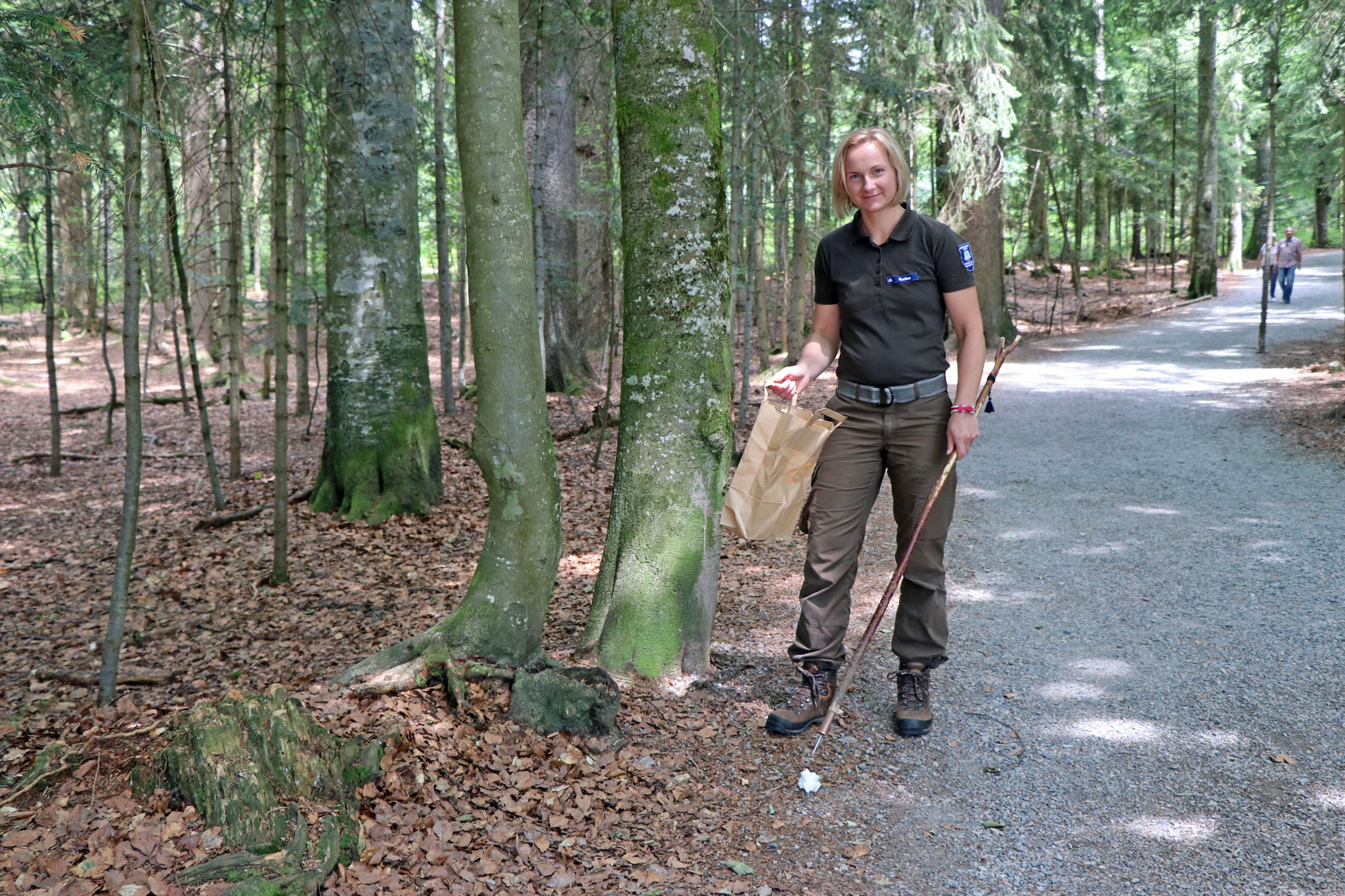 NPW  Ranger Martina Buchna Müllsammeln. Foto: Gregor Wolf