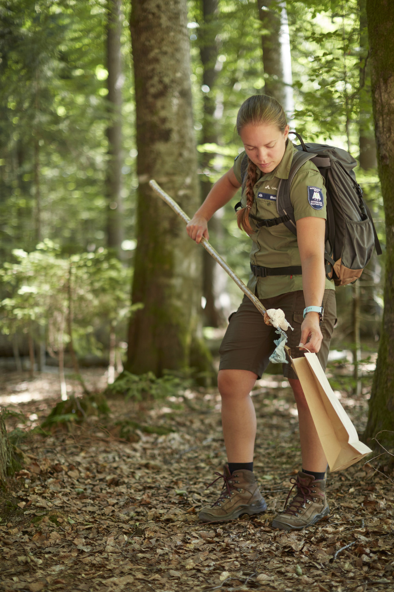 NPW  Ranger Kristin Biebl Müllsammeln  www.bayern.by. Foto: Jan Greune