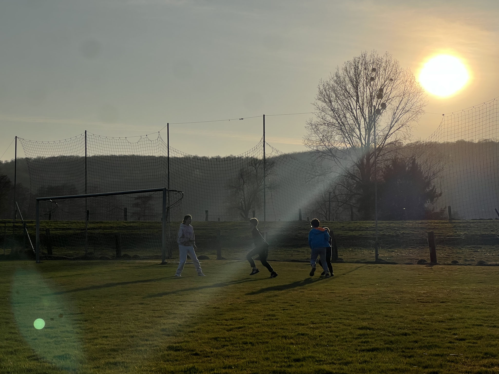 Fußballplatz anliegend zum Grundstück