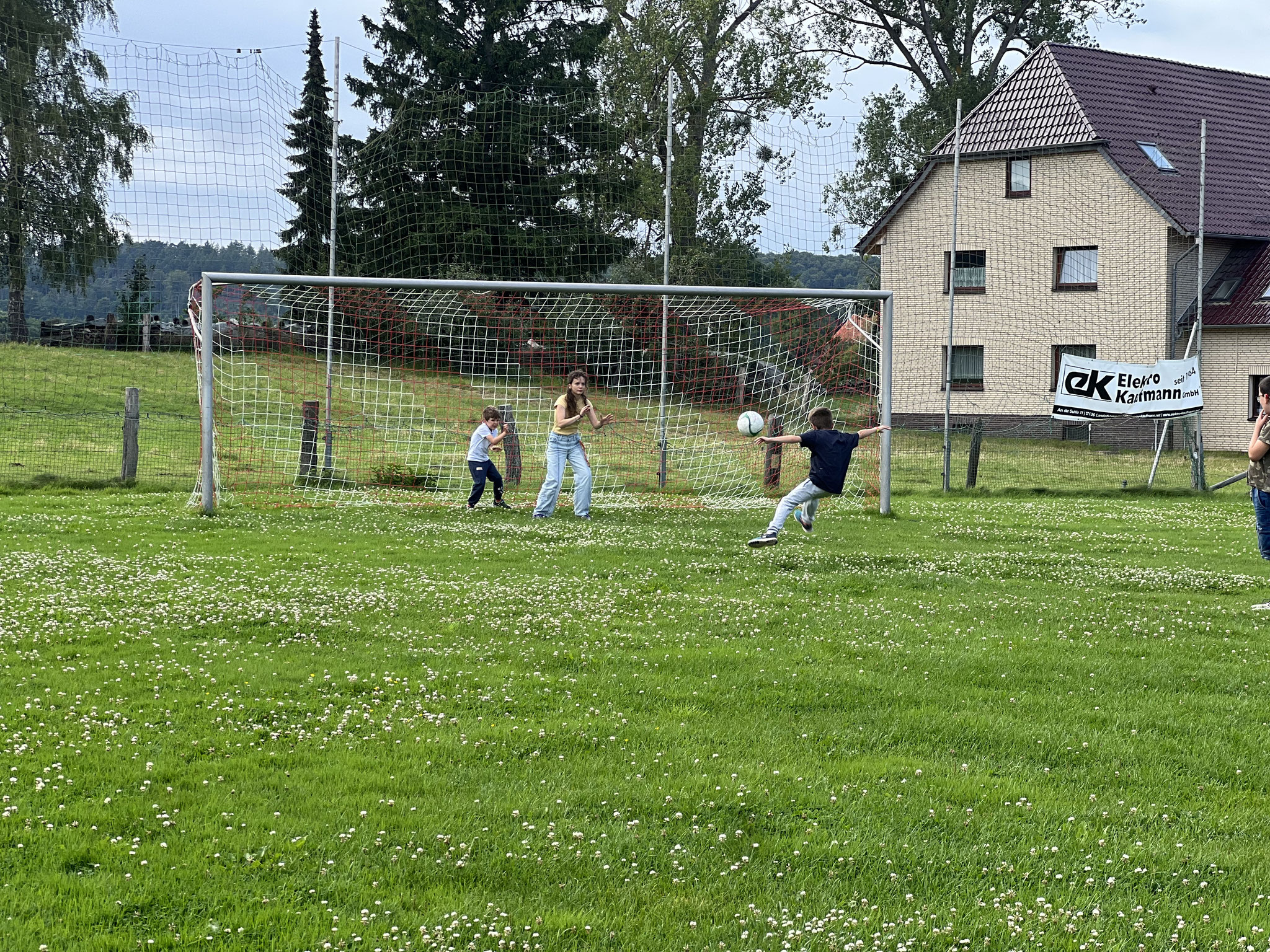 Fußballsession mit den Kids und Mitarbeiter*innen