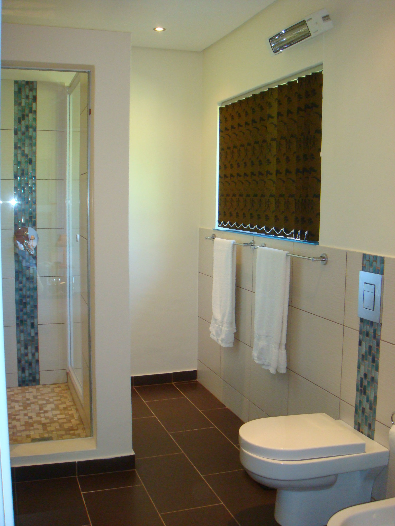 Ensuite Bad mit Dusche im ersten Obergeschoss