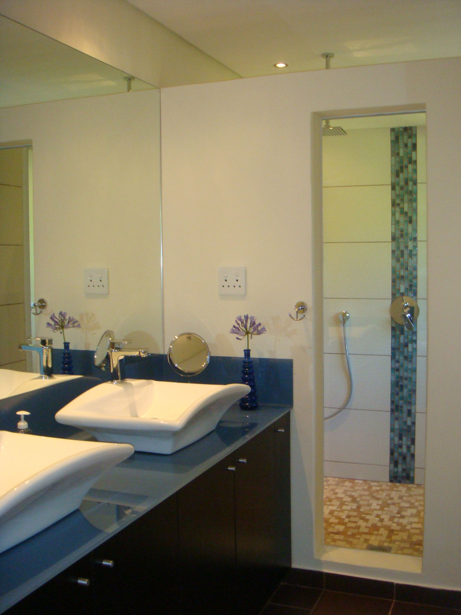 Ensuite Bad mit Dusche im ersten Obergeschoss