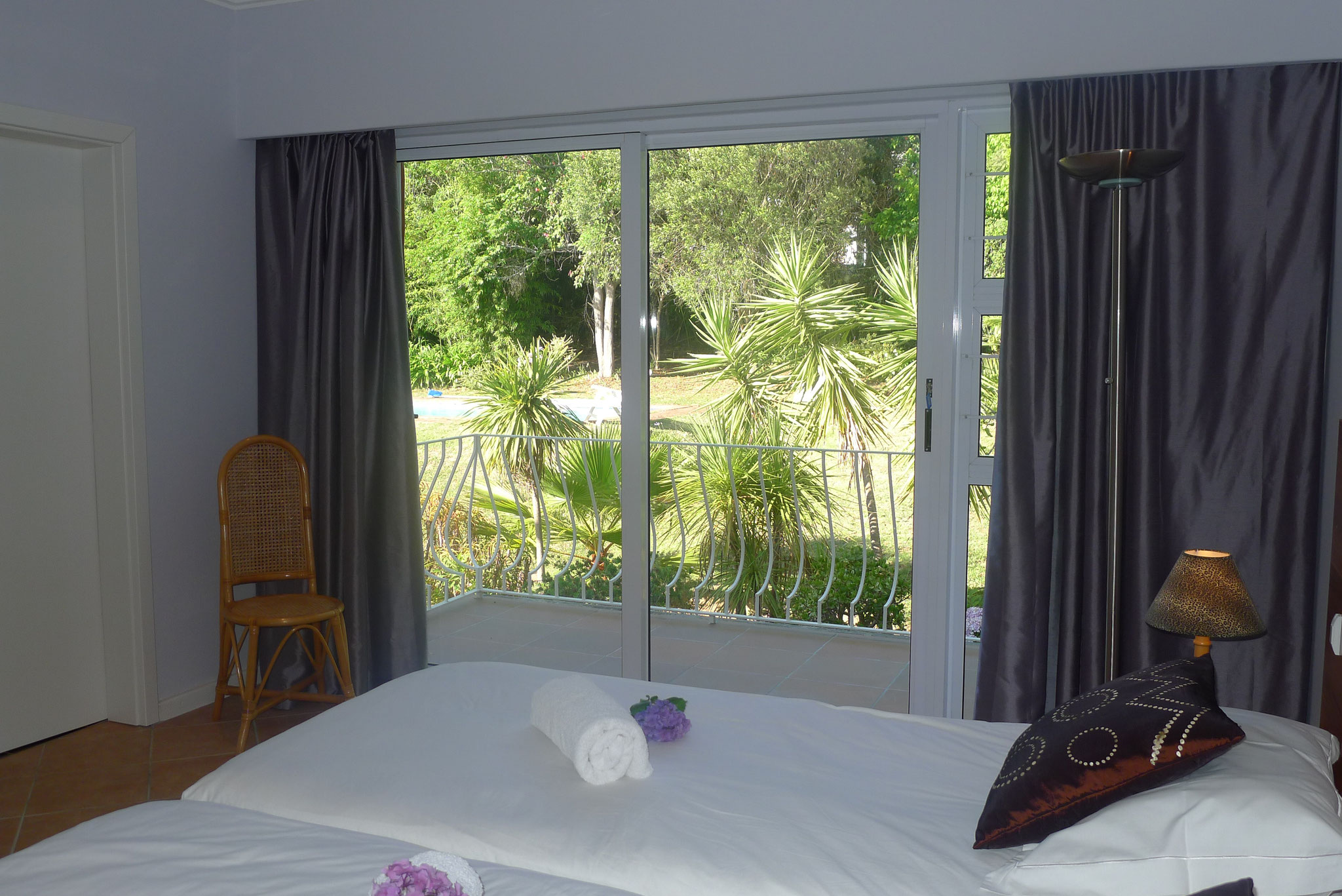 Blick vom Hauptschlafzimmer auf den Balkon und den Garten