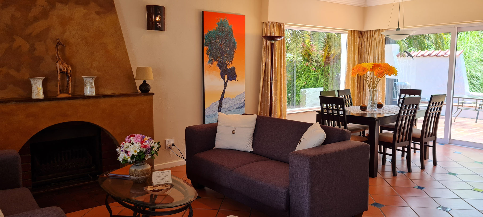 Wohnzimmer mit Blick zum Esszimmer