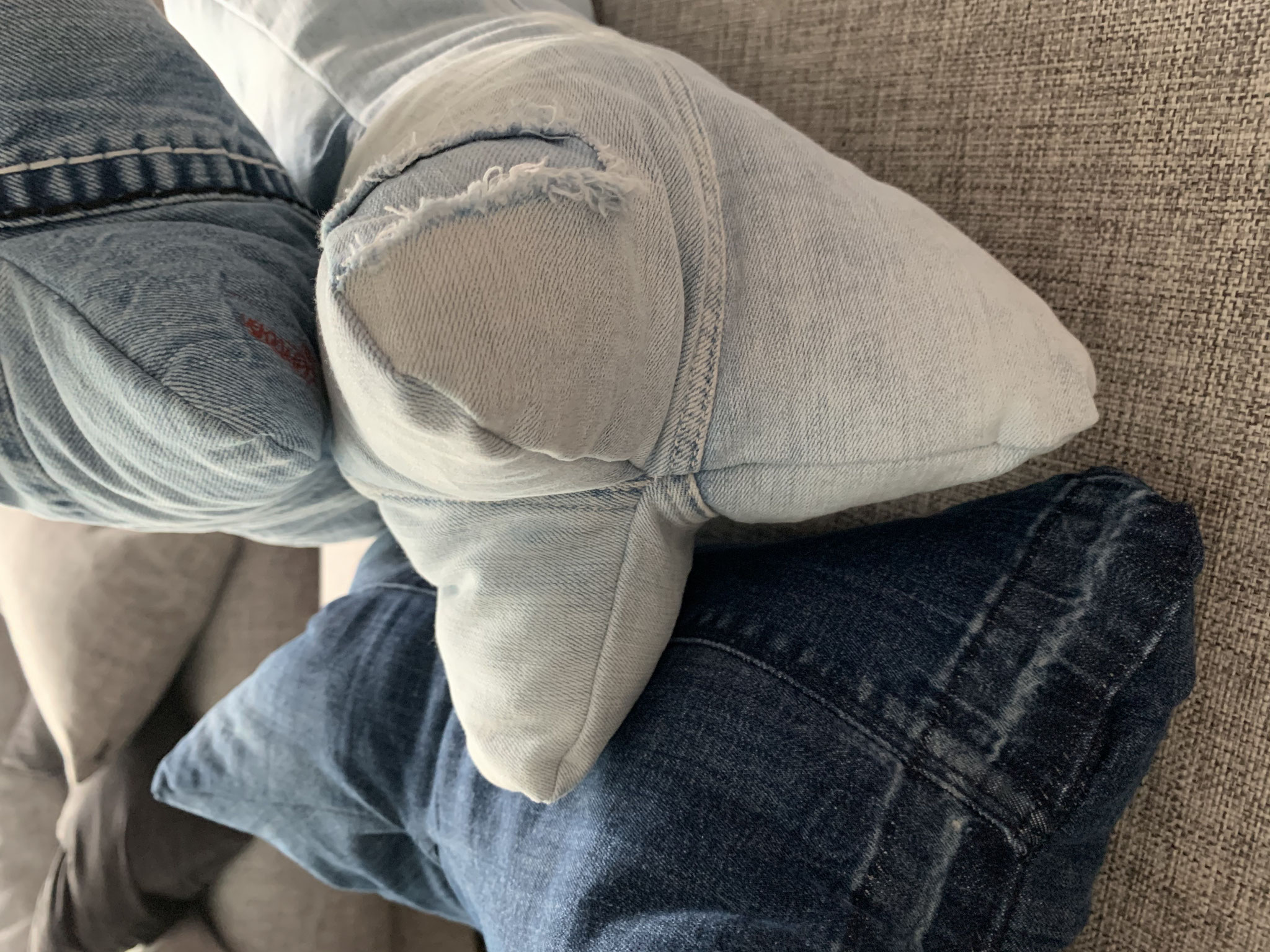 Kissenknochen aus alten Jeans  25,00 Euro