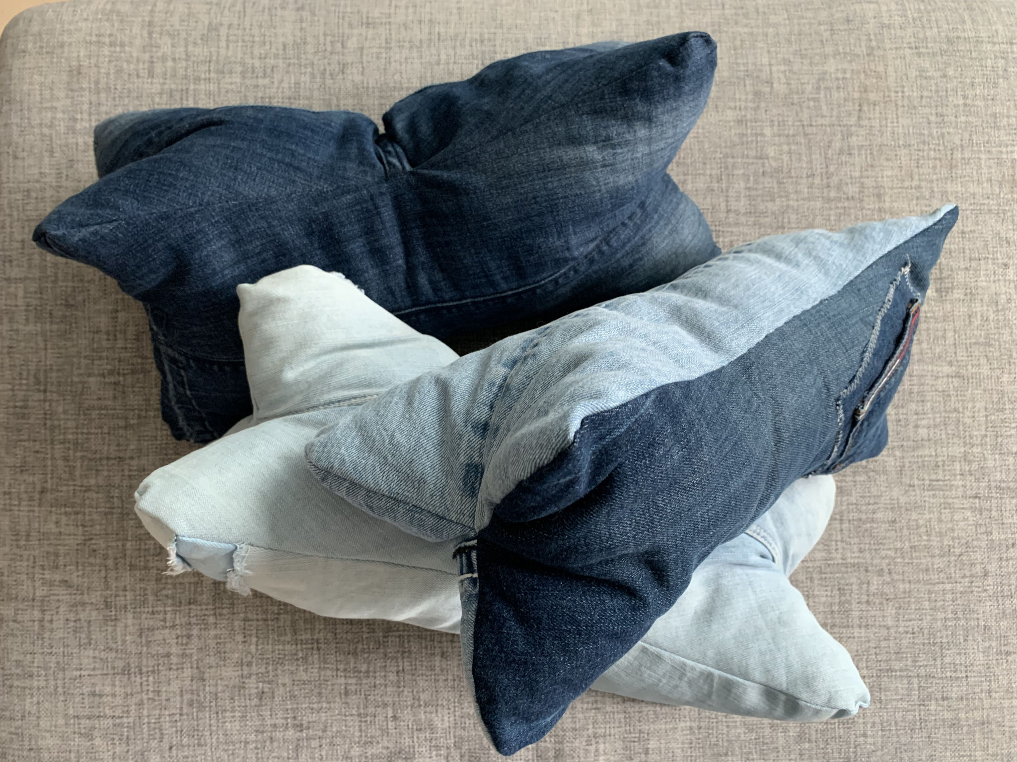 Kissenknochen aus alten Jeans  25,00 Euro