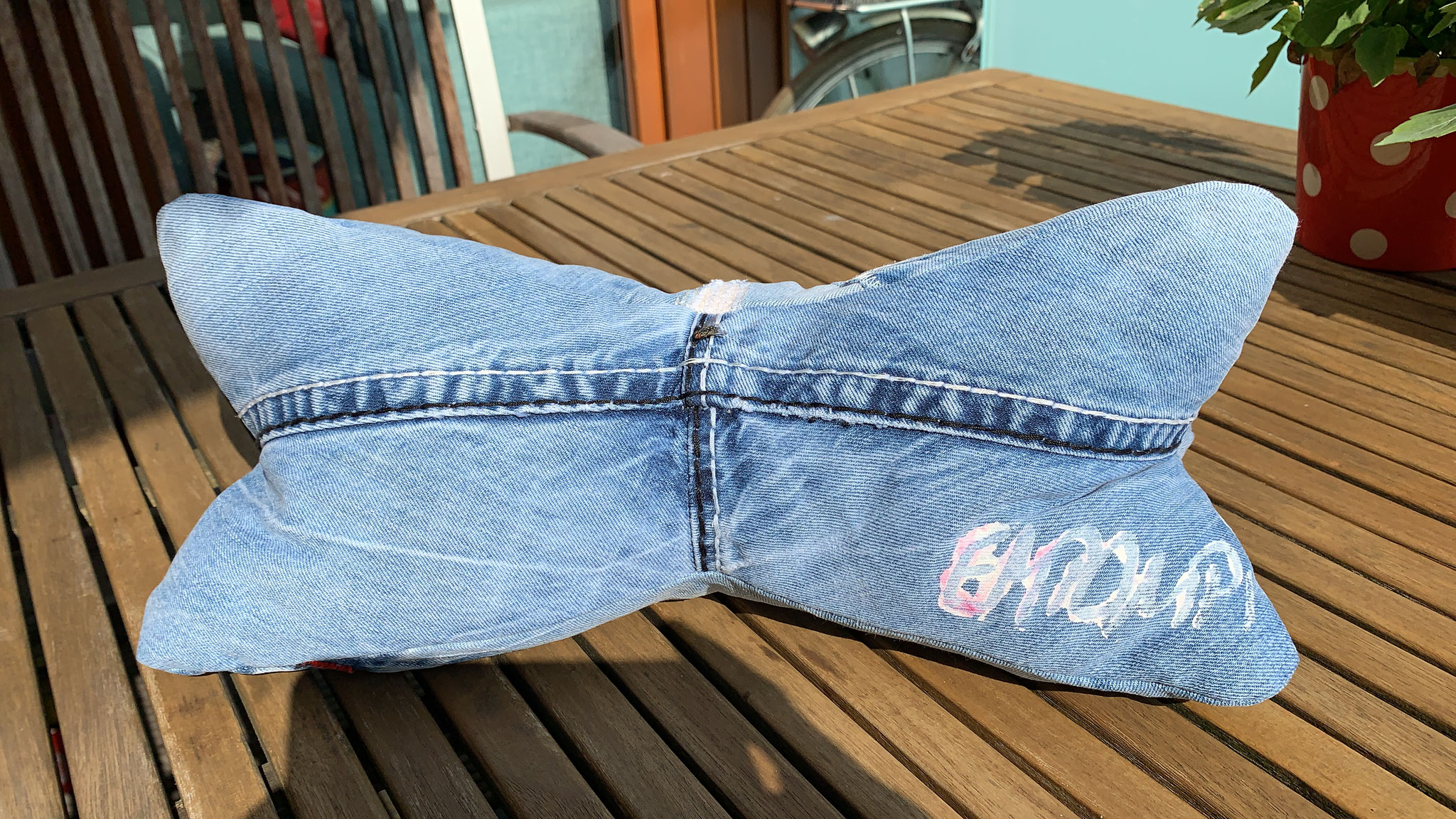 Kissenknochen aus alten Jeans  25,00 Euro