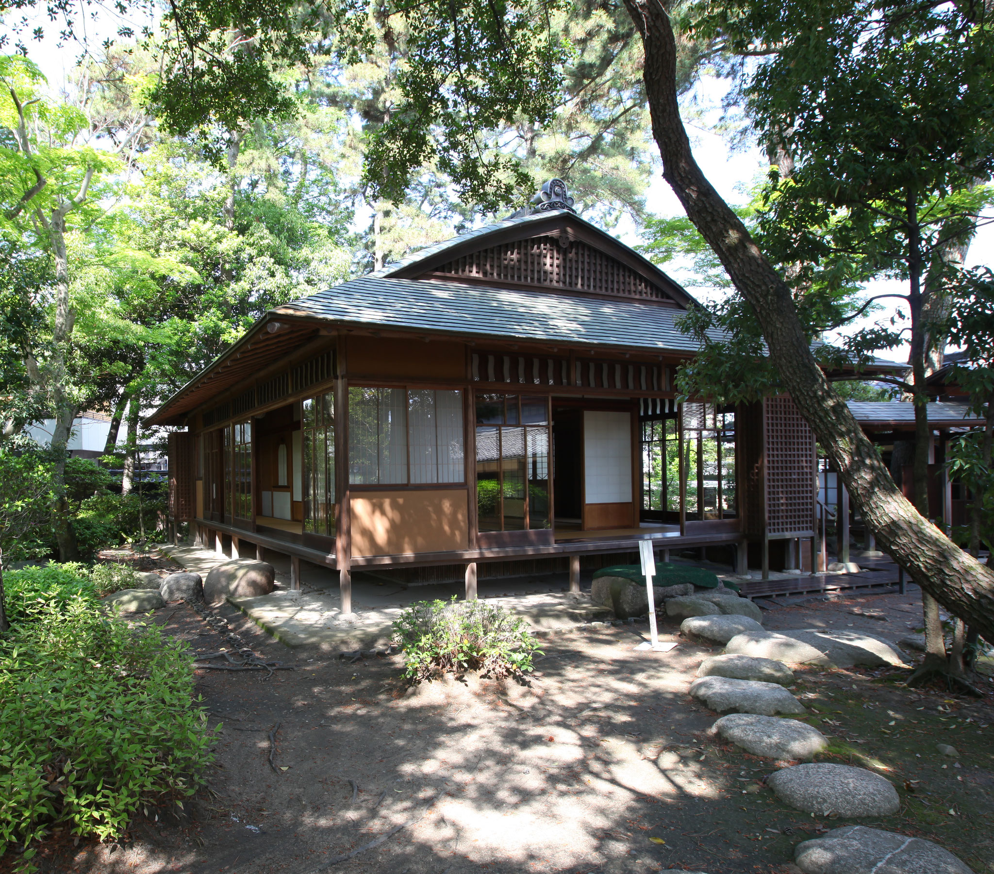 六華苑中庭／「離れ屋」