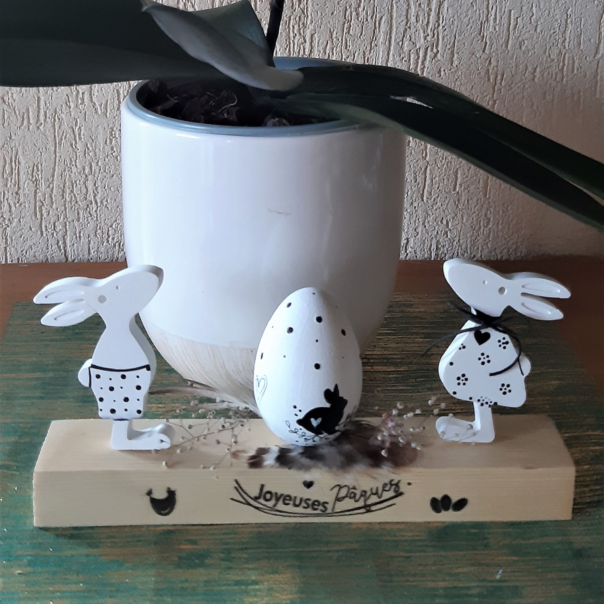 ce couple de lapins amoureux vous souhaitent de joyeuses paques - pour une décoration très épurée -
