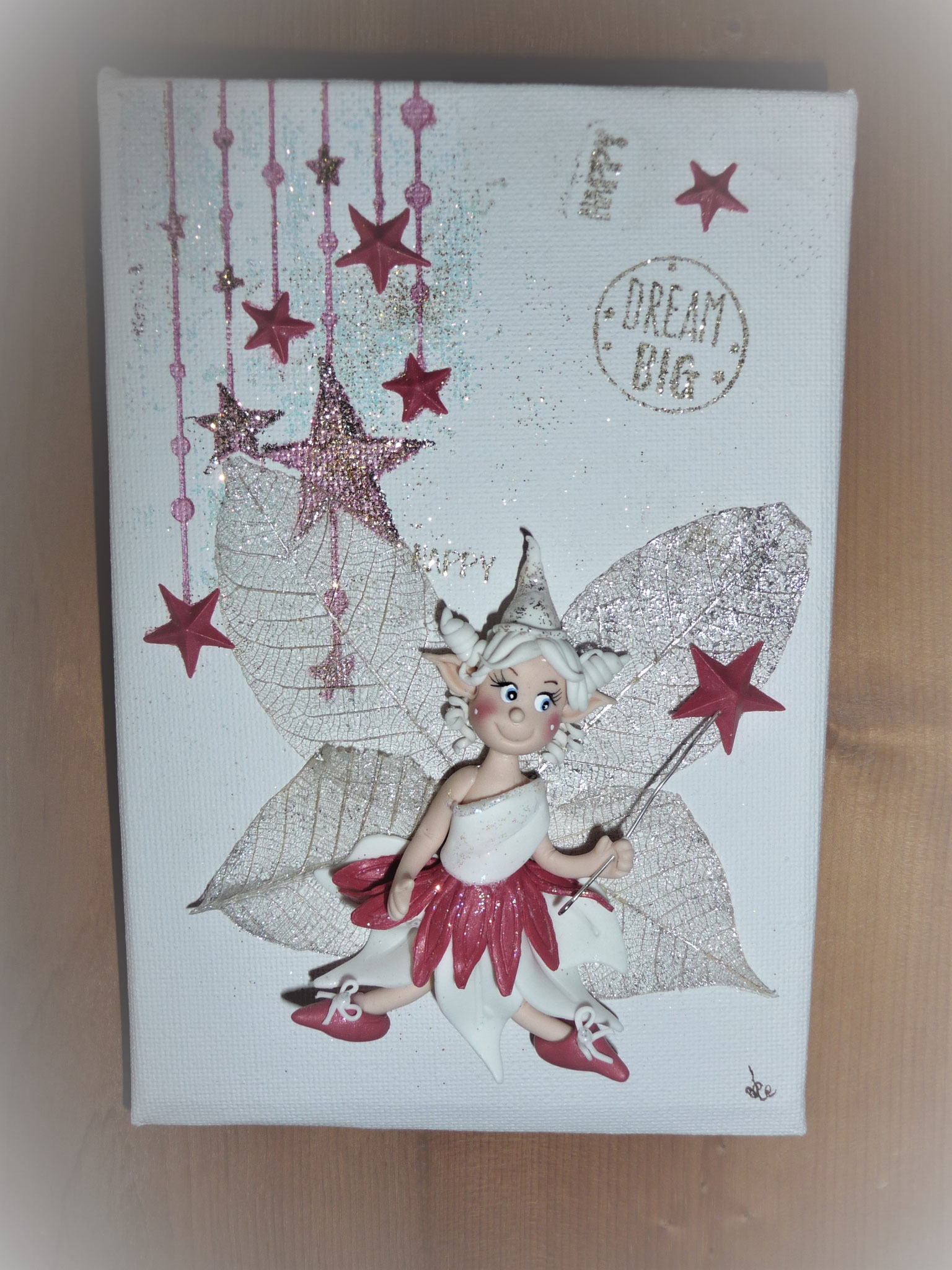 une jolie fée rouge et argent s'est invitée sur le mur de la chambre - cadre lin blanc 15 x20 cm
