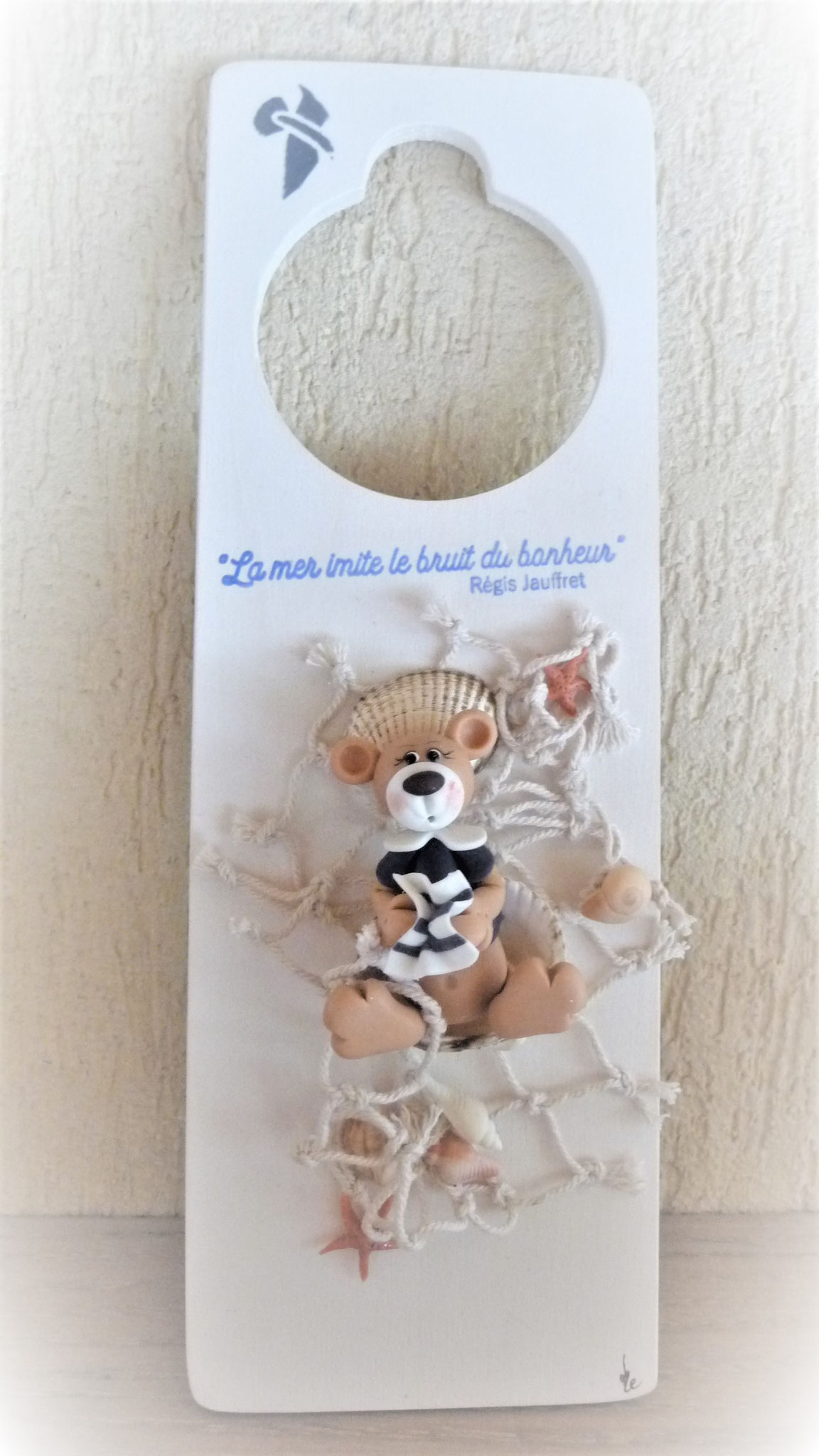 un petit ours endormi par le bruit de la mer pour vous dire "chut! je rêve"