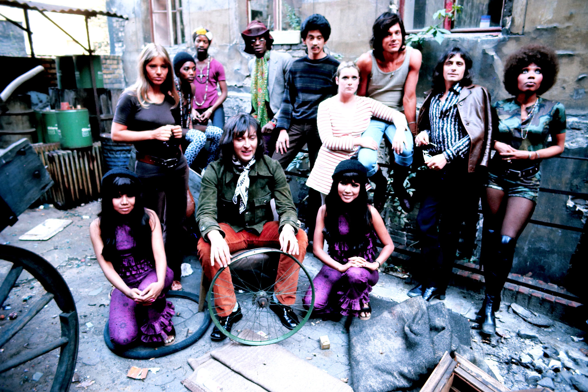 Jürgen Drews (3. von rechts) mit Les Humphries Singers in der Kreuzberger Bronx: Poster-Shooting