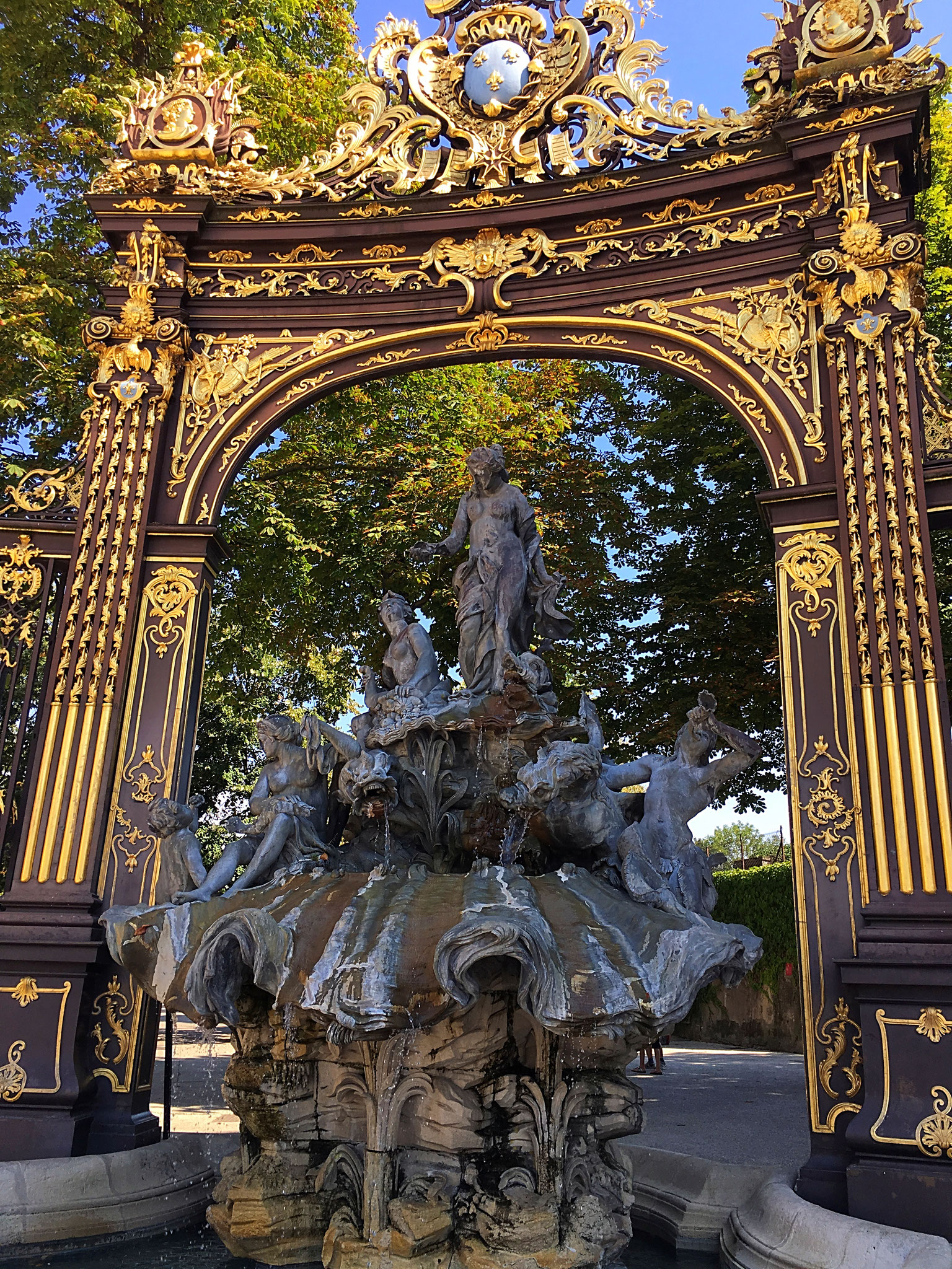 Der Brunnen bei Tag am Place Stanislas