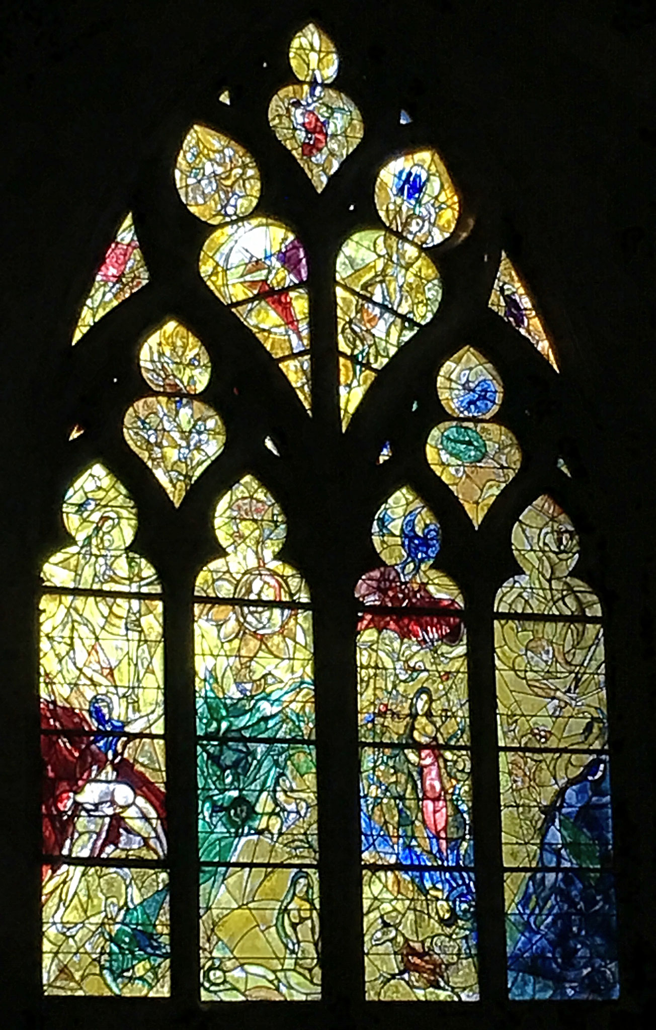 Ein Fenster nach den Entwürfen von Marc Chagall in der Kathedrale Saint-Etienne in Metz