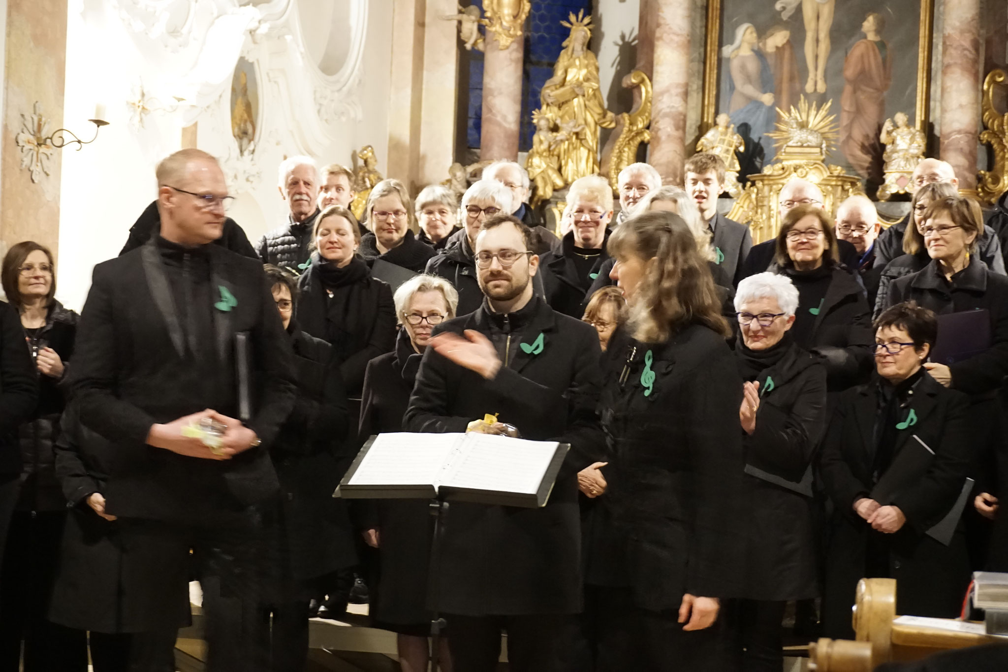 Instrumentalisten, Chorleitung und Chor nach dem Konzert in St. Vitus Donaulatheim (Foto: Veit Mikyska)
