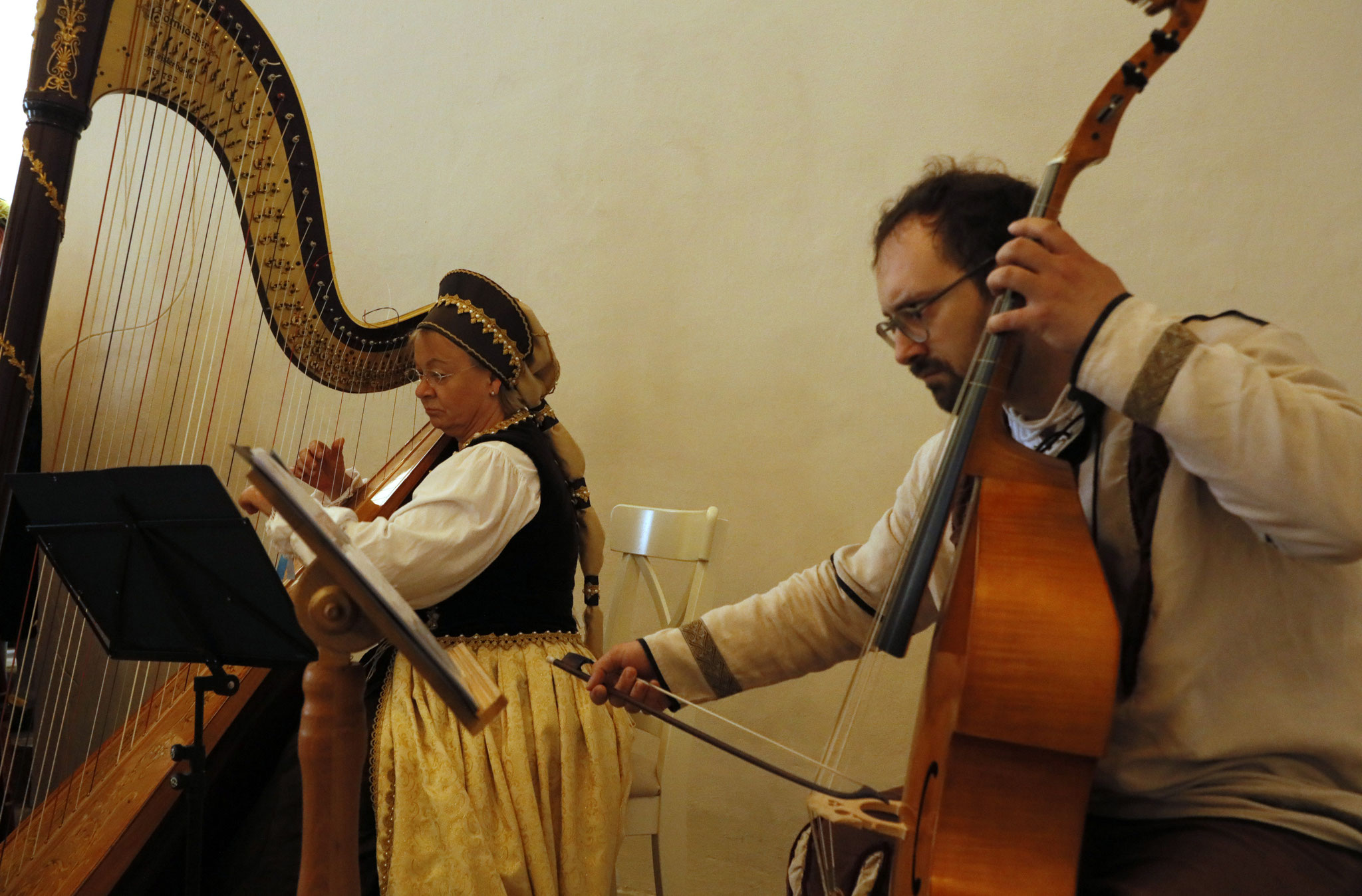 Die Musici Beate Fürbacher (Harfe) und Tobias Kraft in der Probe...