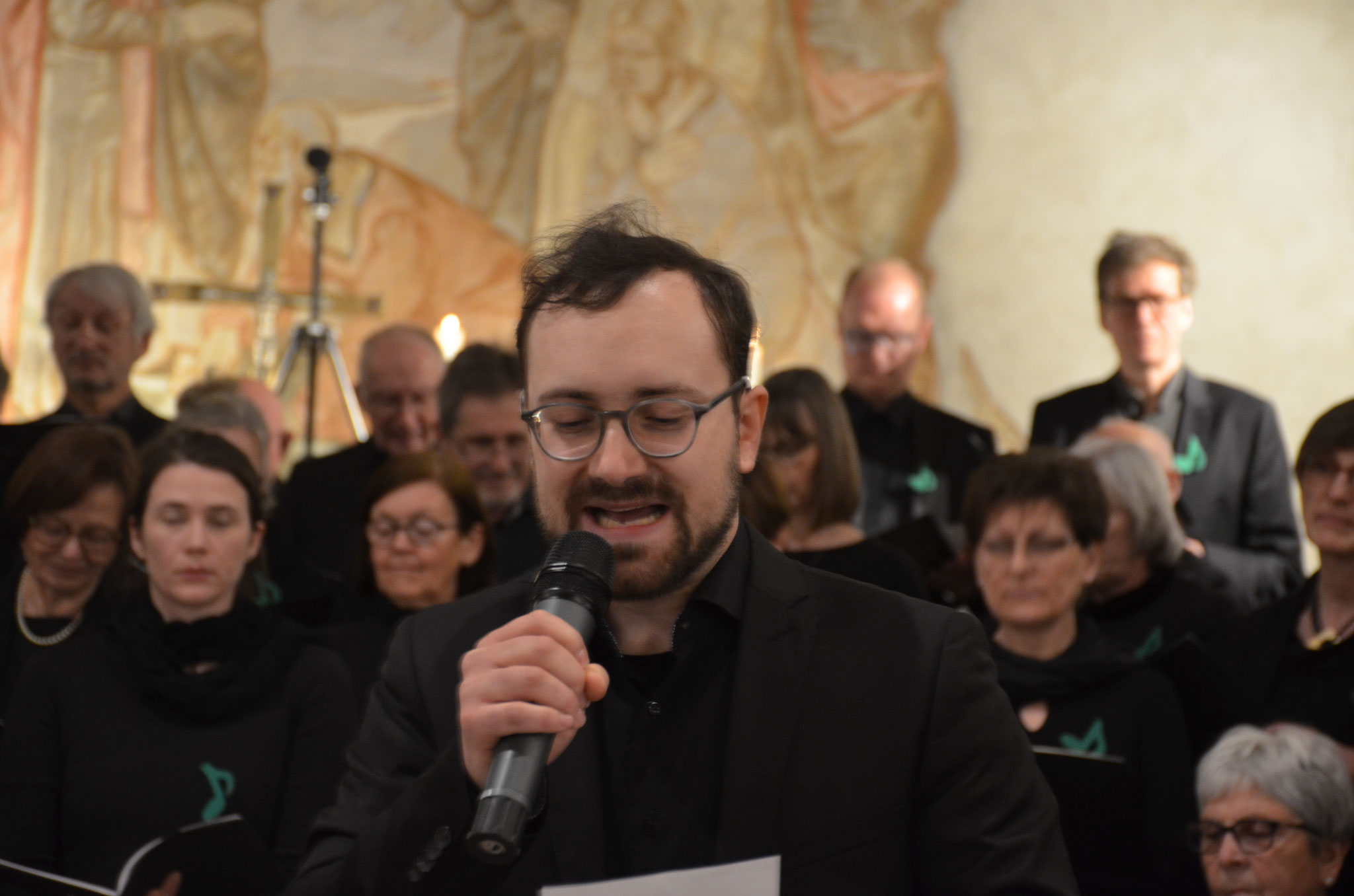 Tobias Kraft erklärt die Motette in der Christuskirche (Foto: Veit Mikyska)