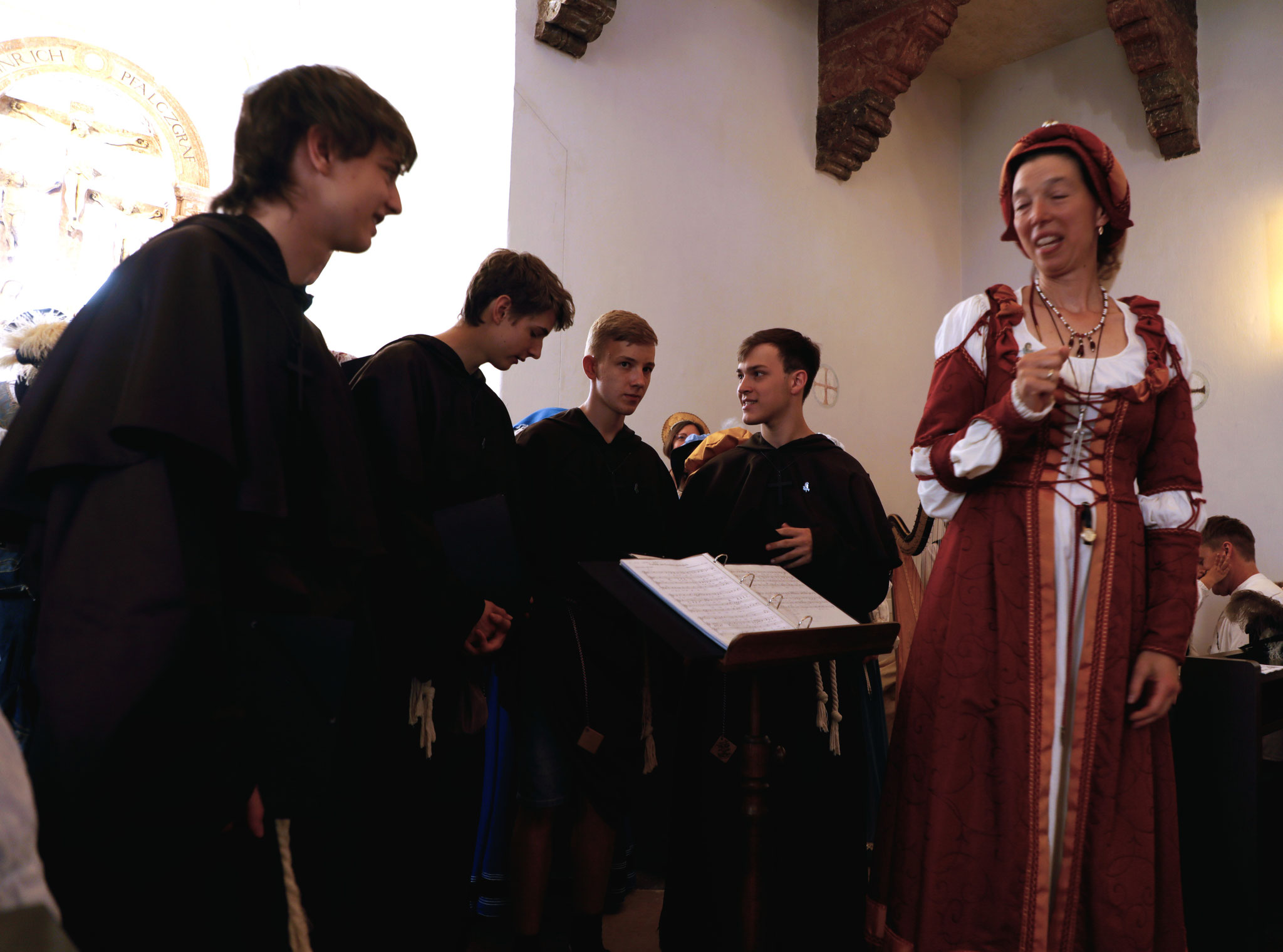 Die glückliche Dirigentin (Gabriella Lay) mit den "singenden Mönchen" aus Windsbach...