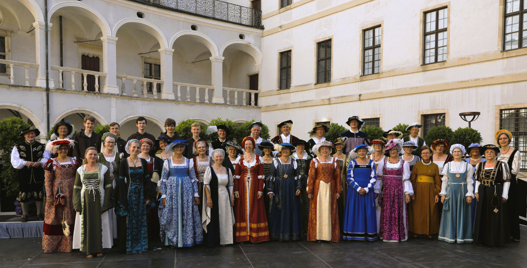 Der Chor vor der beeindruckenden Kulisse des Neuburger Schlosshofes.