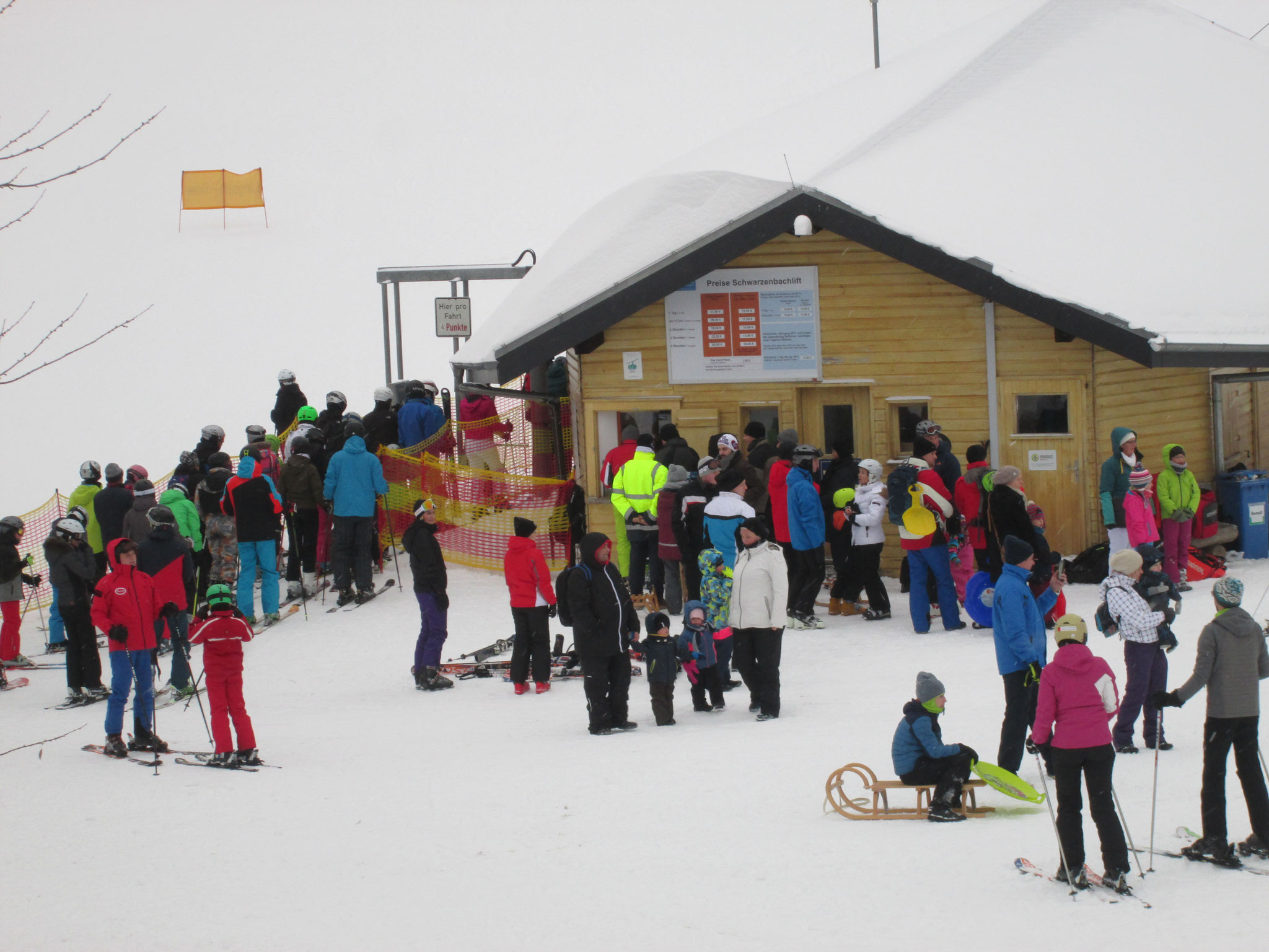 Beim Skilift bleibe ich stehen und erinnere mich. Viele Male bin ich als Kind mit meiner Familie hier angestanden, die Skistöcke in den Schnee gestemmt, bin aufgerückt, und hab einen Liftbügel geschnappt, der mich hinaufzog, 