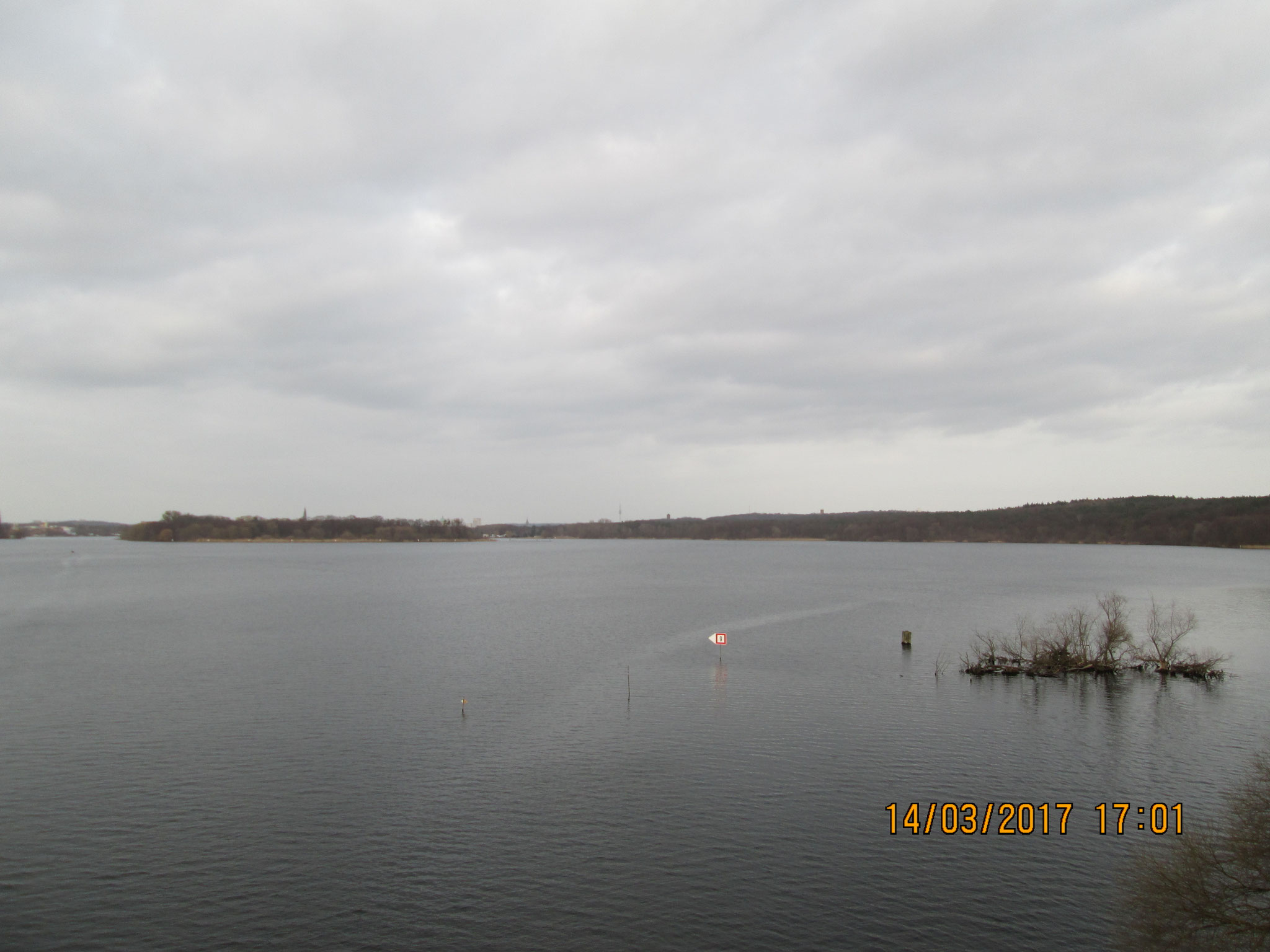 Blick von der gesperrten Brücke über die Havelbucht 