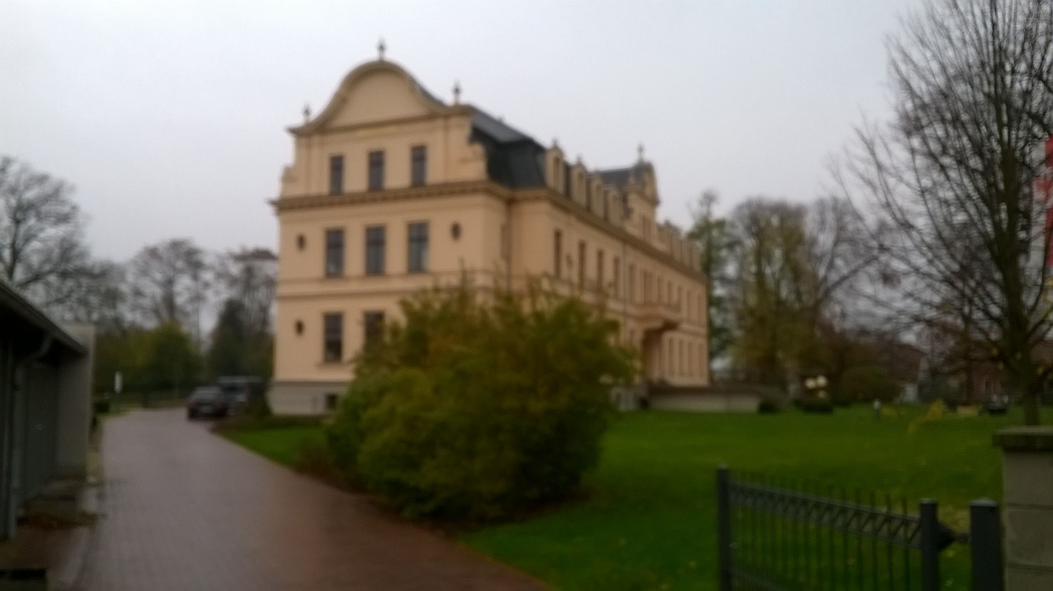 ein paar Schritte weiter strahlt das restaurierte Schloss aus erleuchteten Fenstern...