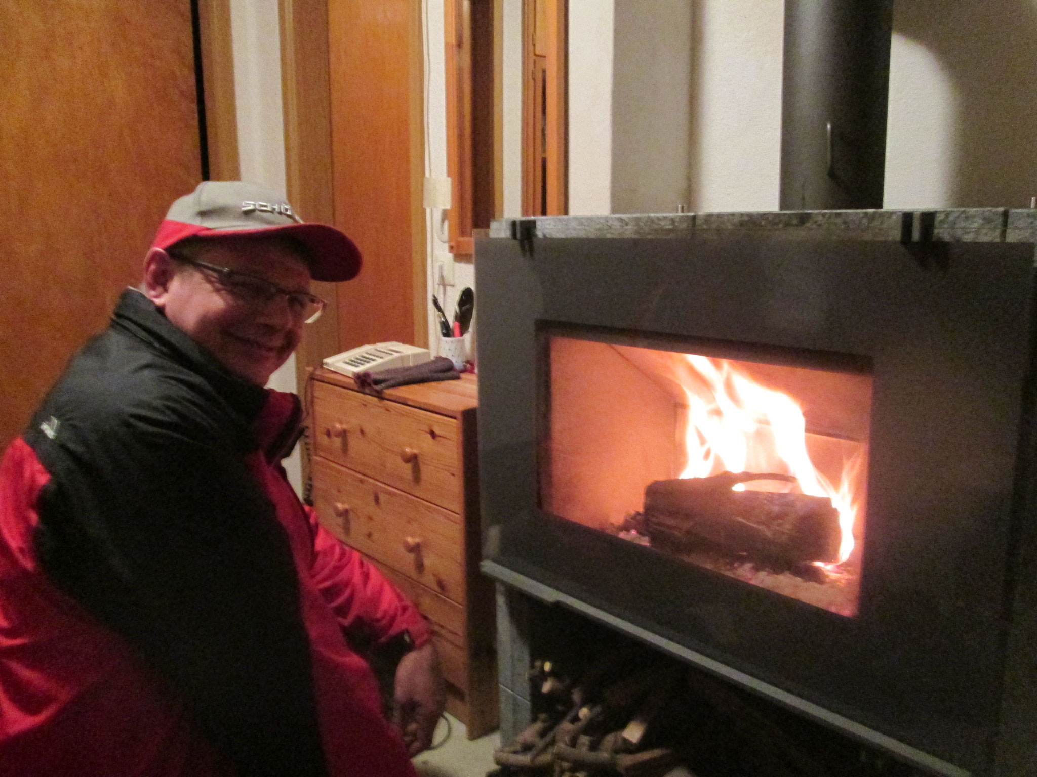 Als es dunkel wurde, kamen wir an. Roland machte Feuer im Kamin.  