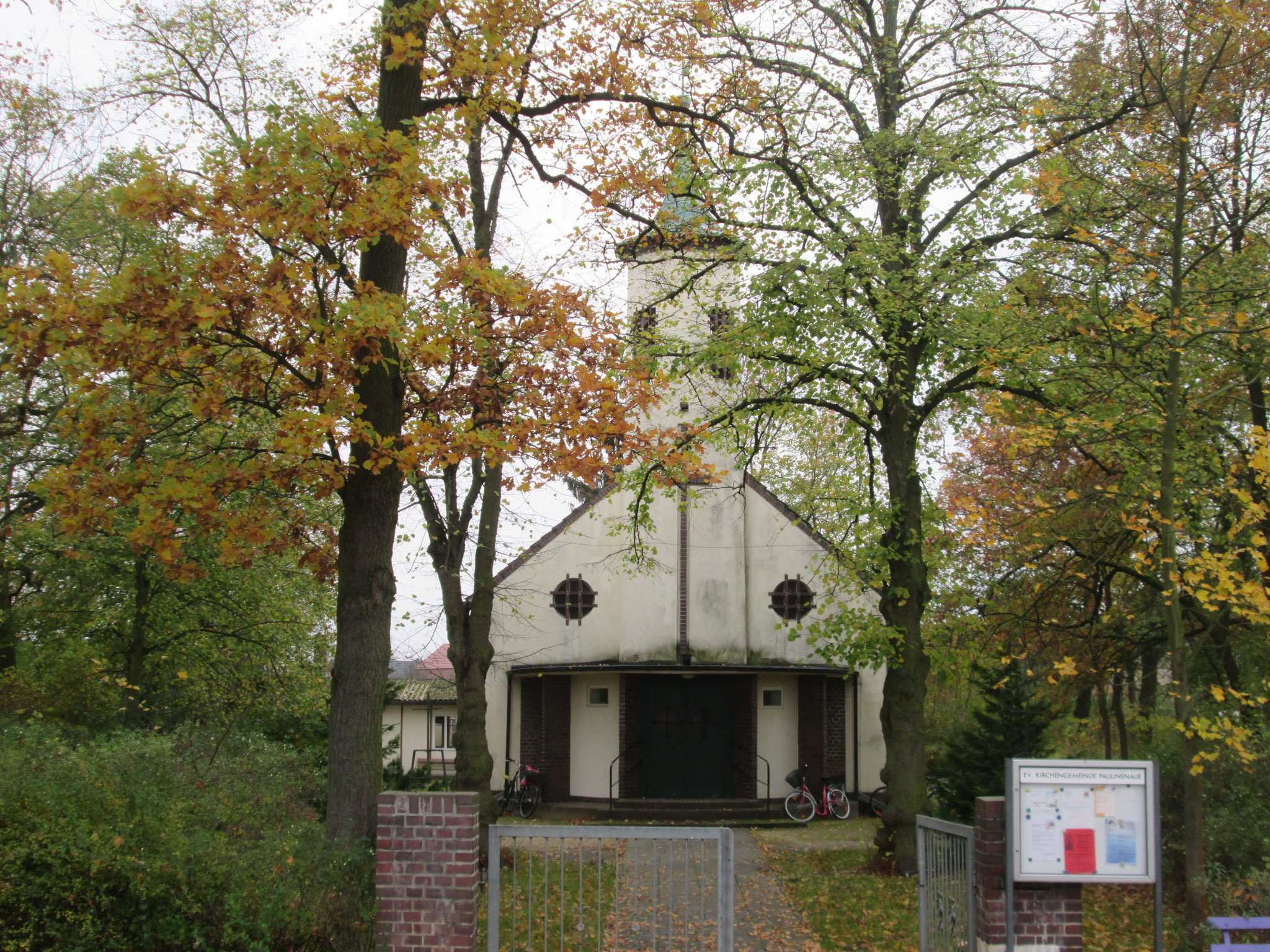 Das Dorfkirchlein bimmelt wie die Schulglocke meiner Kindheit in Haagen, protestantisch nüchtern und sehr eifrig. 