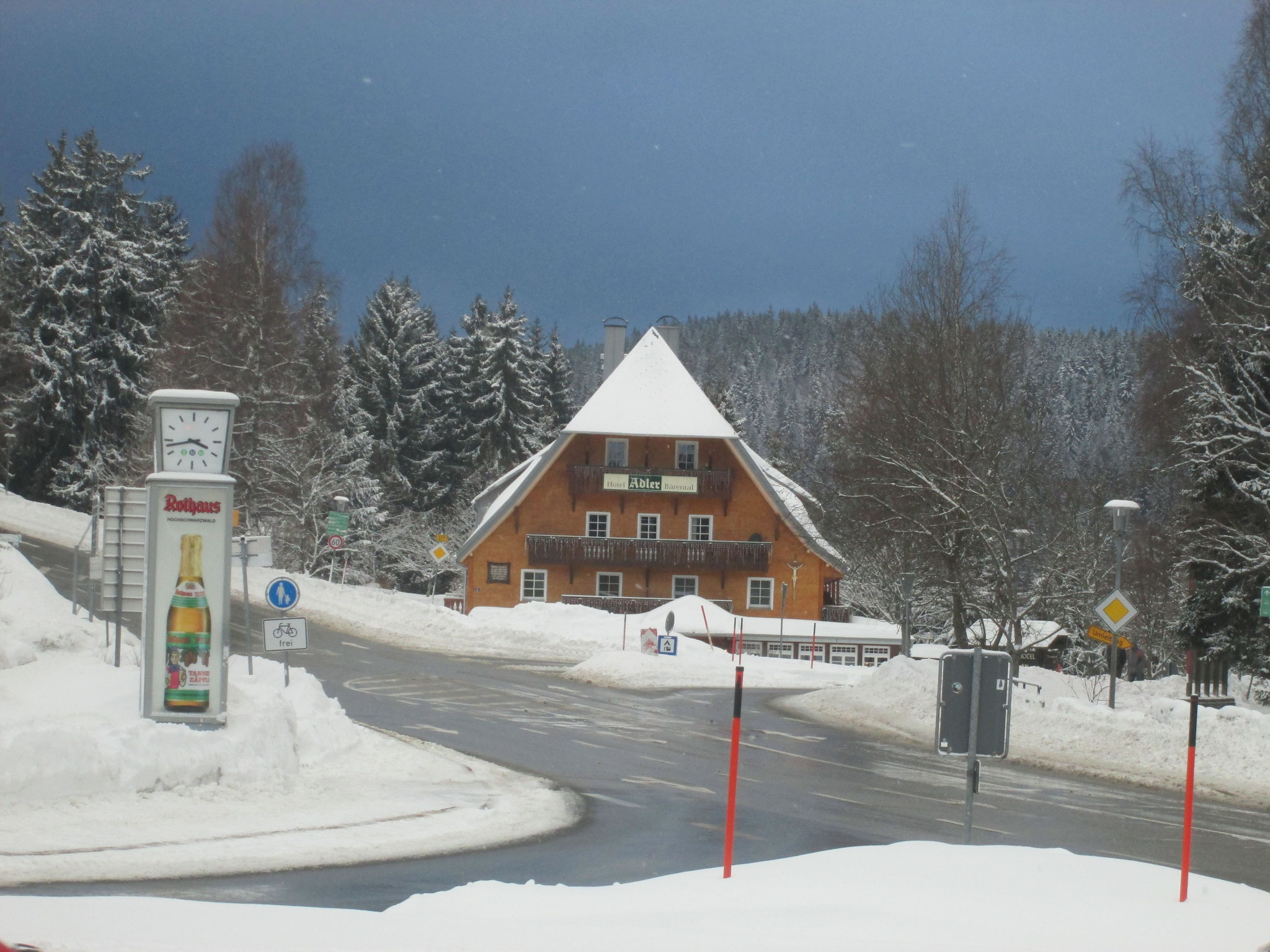 und schließlich im Café die dunkle Wetterwand vor dem reinen weißen Schneelicht. 